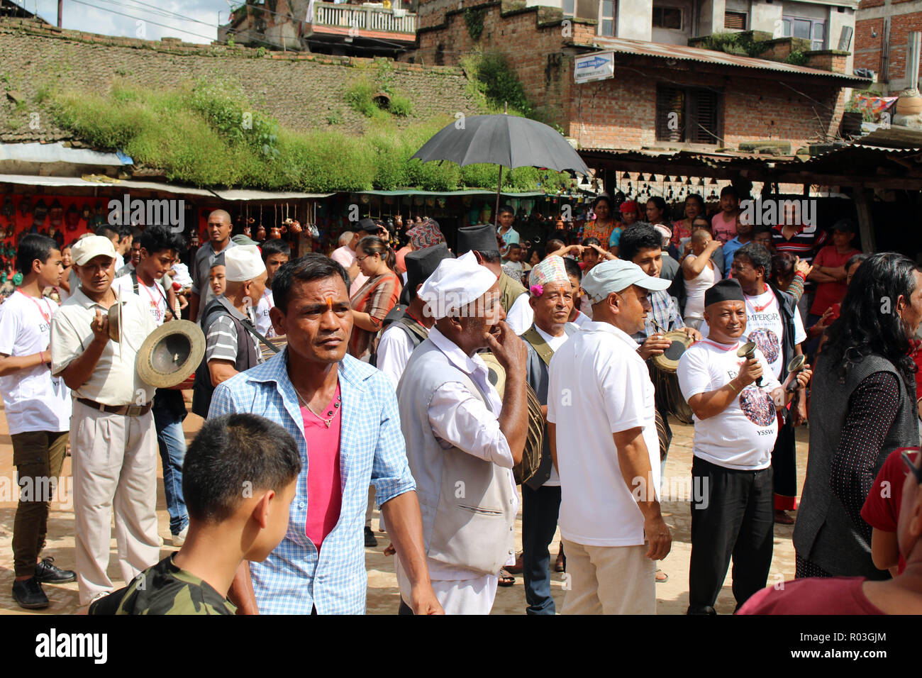 Locale popolo nepalese sono avente festival di danza intorno a Bhaktapur Durbar Square. Preso in Nepal, Agosto 2018. Foto Stock