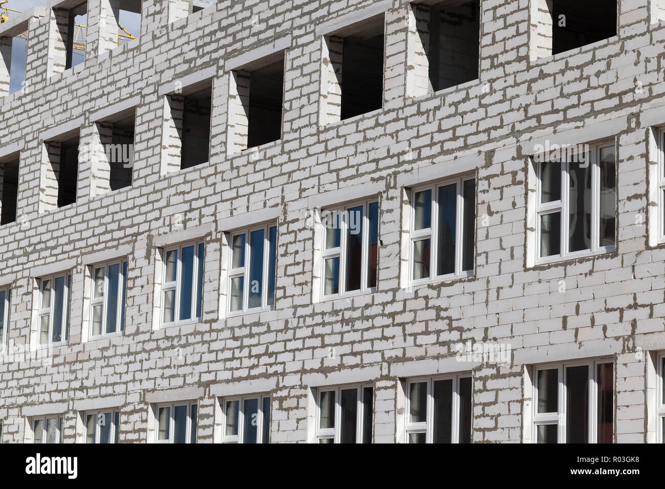 Nuovo windows in un edificio di mattoni in costruzione nella città, primo piano Foto Stock