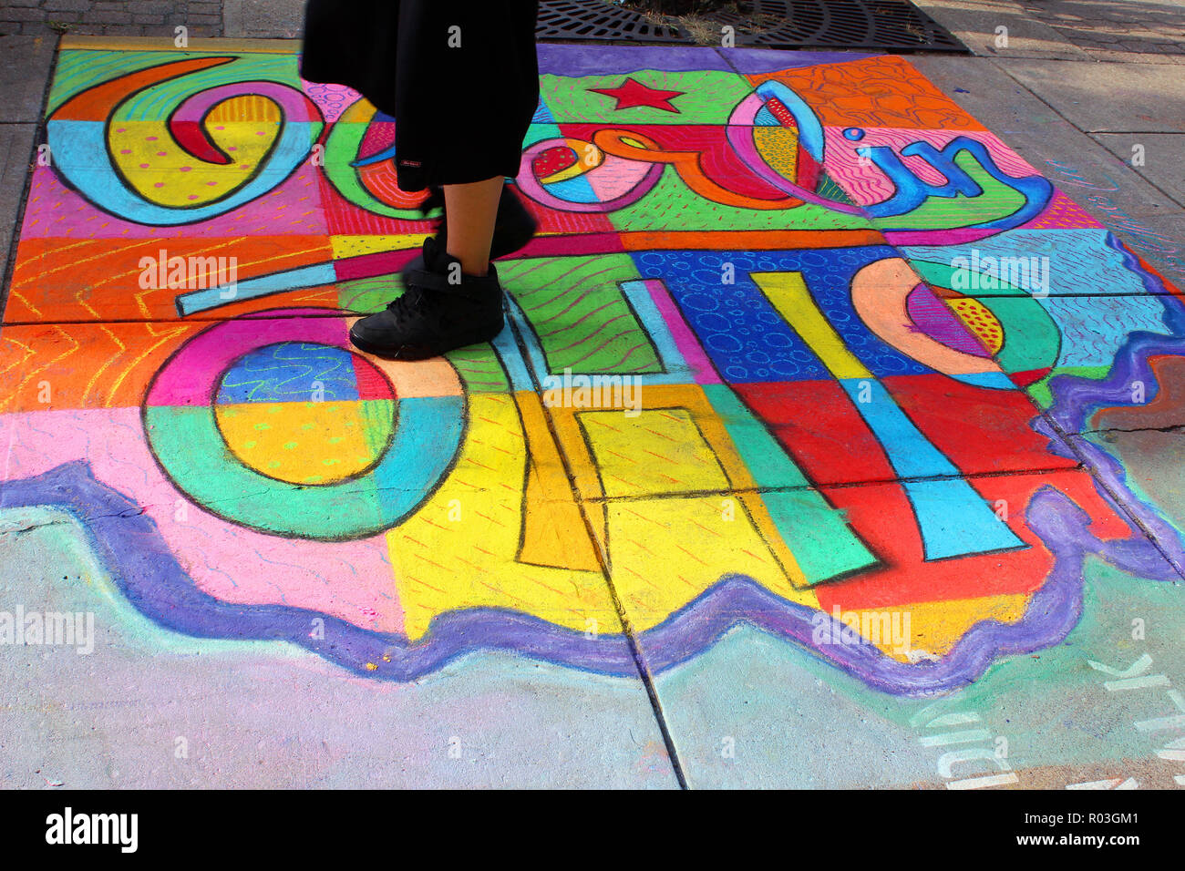 Voce colorata in un marciapiede arte concorso ("Chalk piedi') in Oberlin, Ohio, Stati Uniti d'America Foto Stock