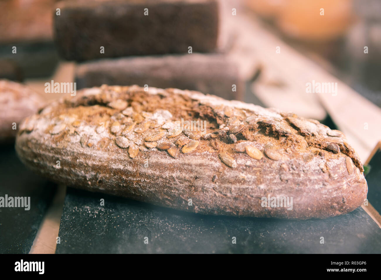 Close up yummy segala baguette con semi di girasole giacente in forno Foto Stock