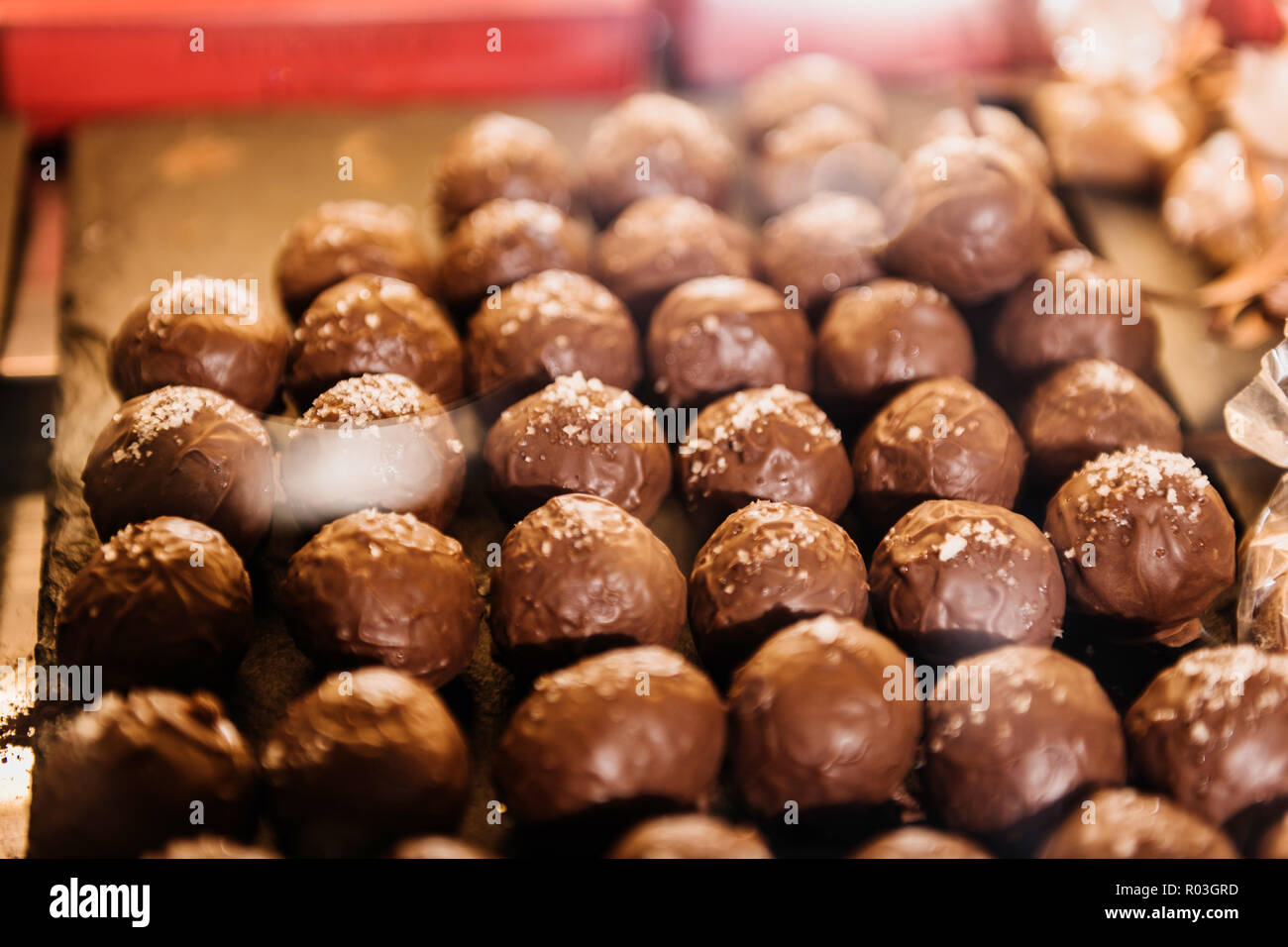 Vista superiore della golosa praline di cioccolato con scaglie di noce di cocco Foto Stock