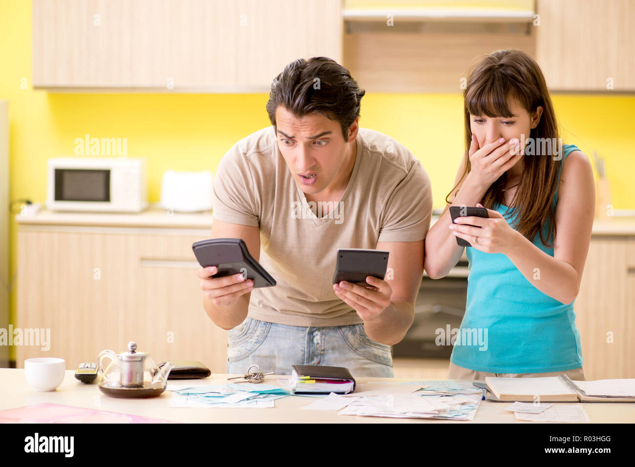 Famiglia giovane lottando con personal finance Foto Stock