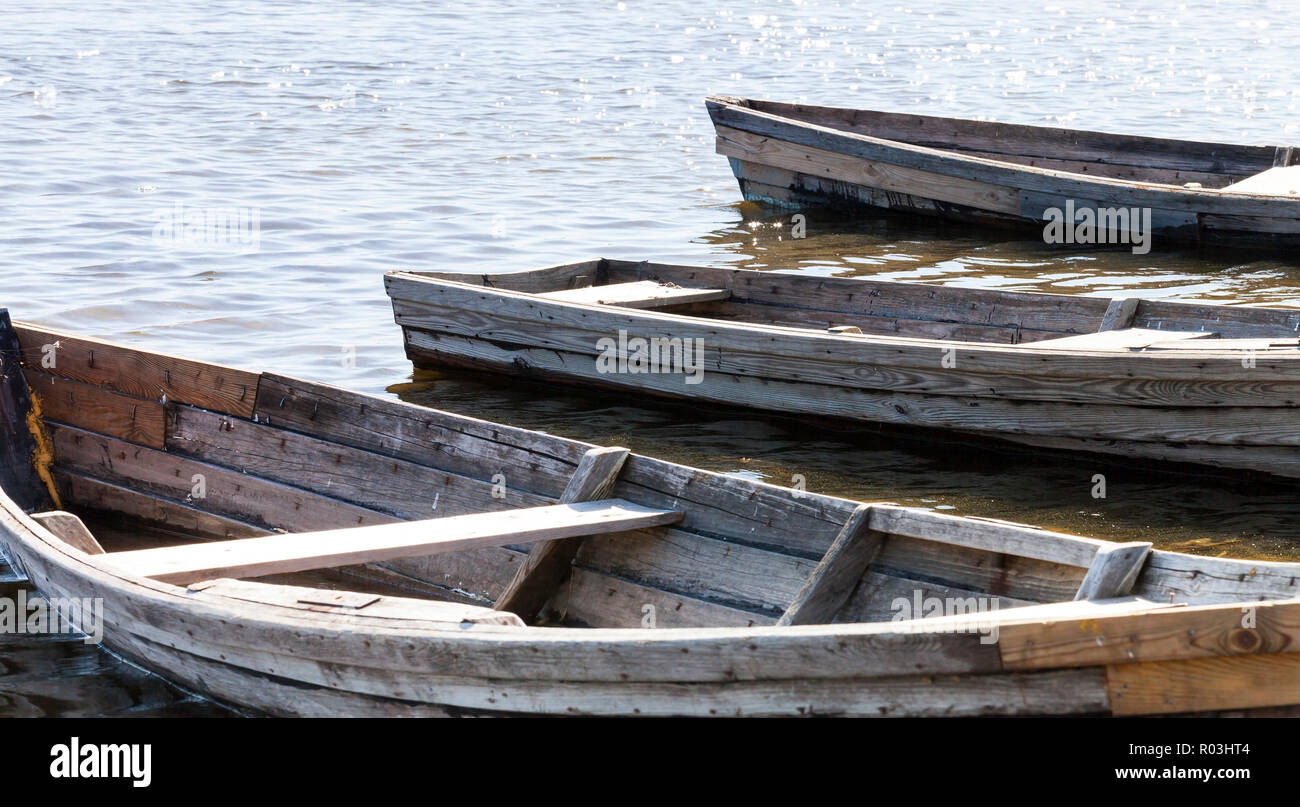 Vecchia barca in legno galleggiante sul lago, parte del trasporto, è usato per la pesca con la locale popolazione di villaggio Foto Stock