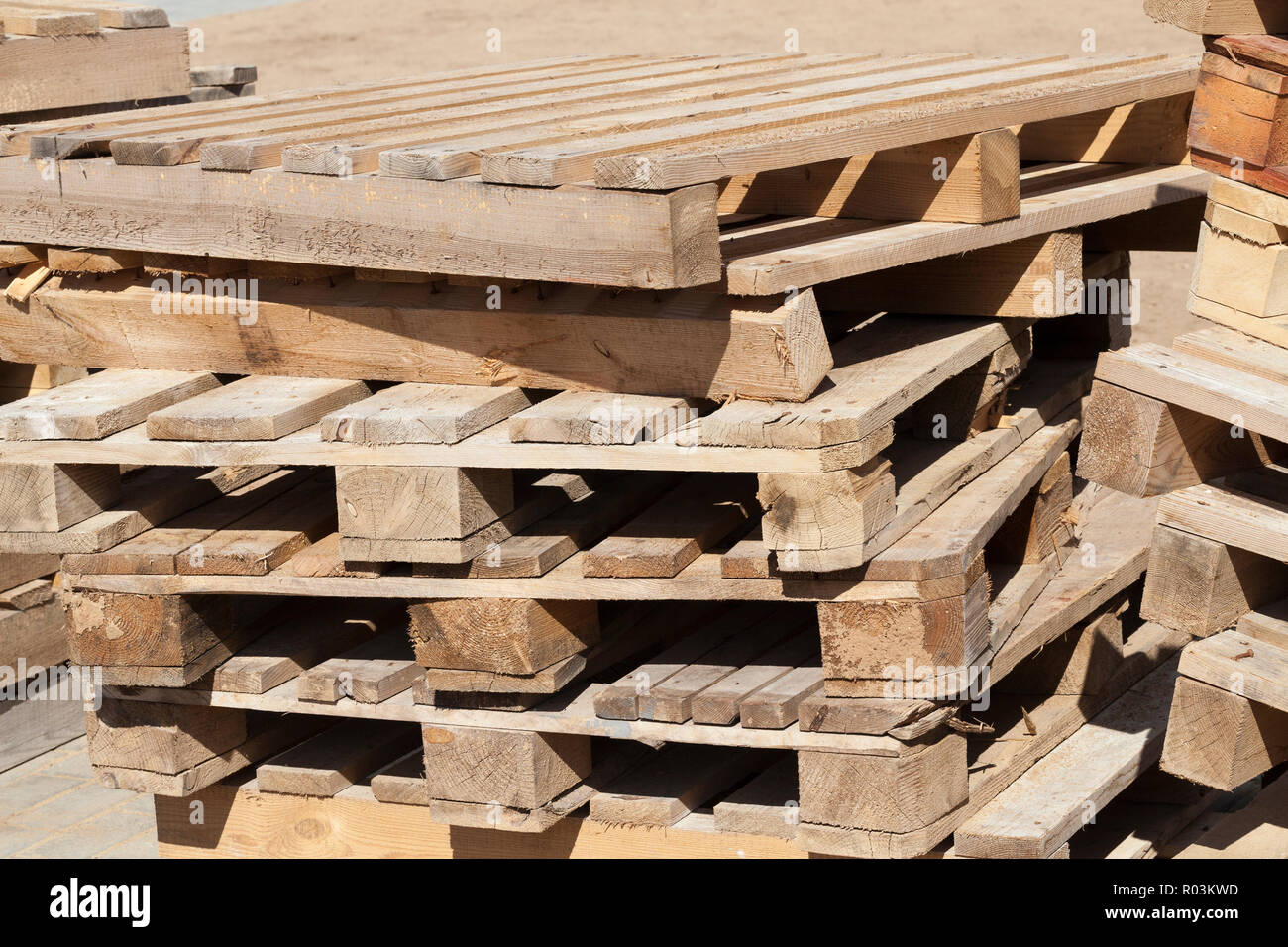 Vecchio vuoto pallet in legno dalle piastrelle, giacciono sul sito in costruzione Foto Stock