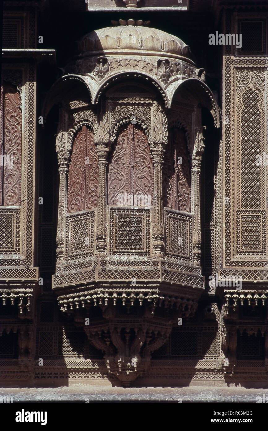 Finestra decorata, Patwon ki Haveliyan, Jaisalmer, Rajasthan, India, Asia Foto Stock