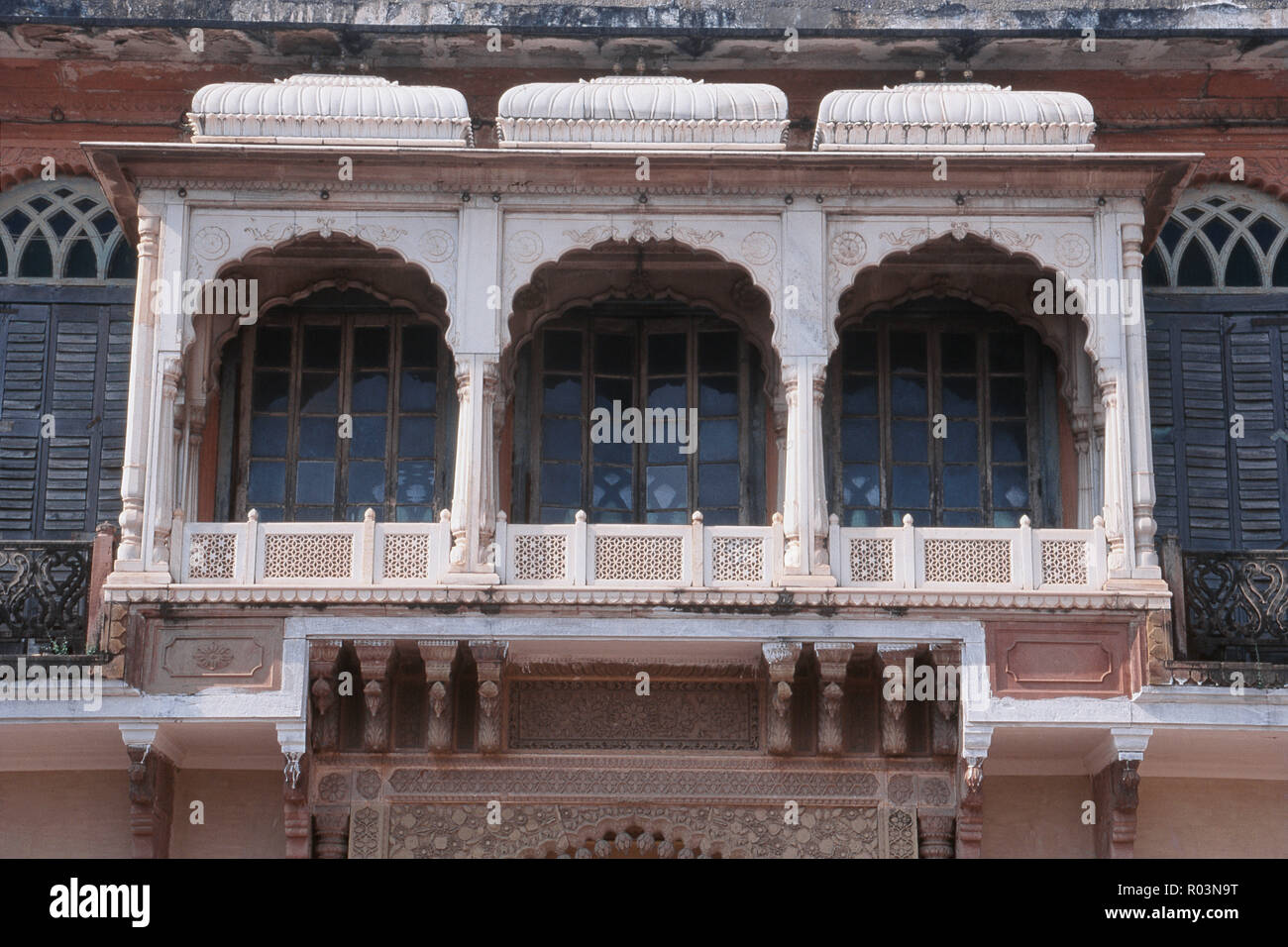 Balcone di palazzo, Ramnagar Fort, Varanasi, Uttar Pradesh, India, Asia Foto Stock