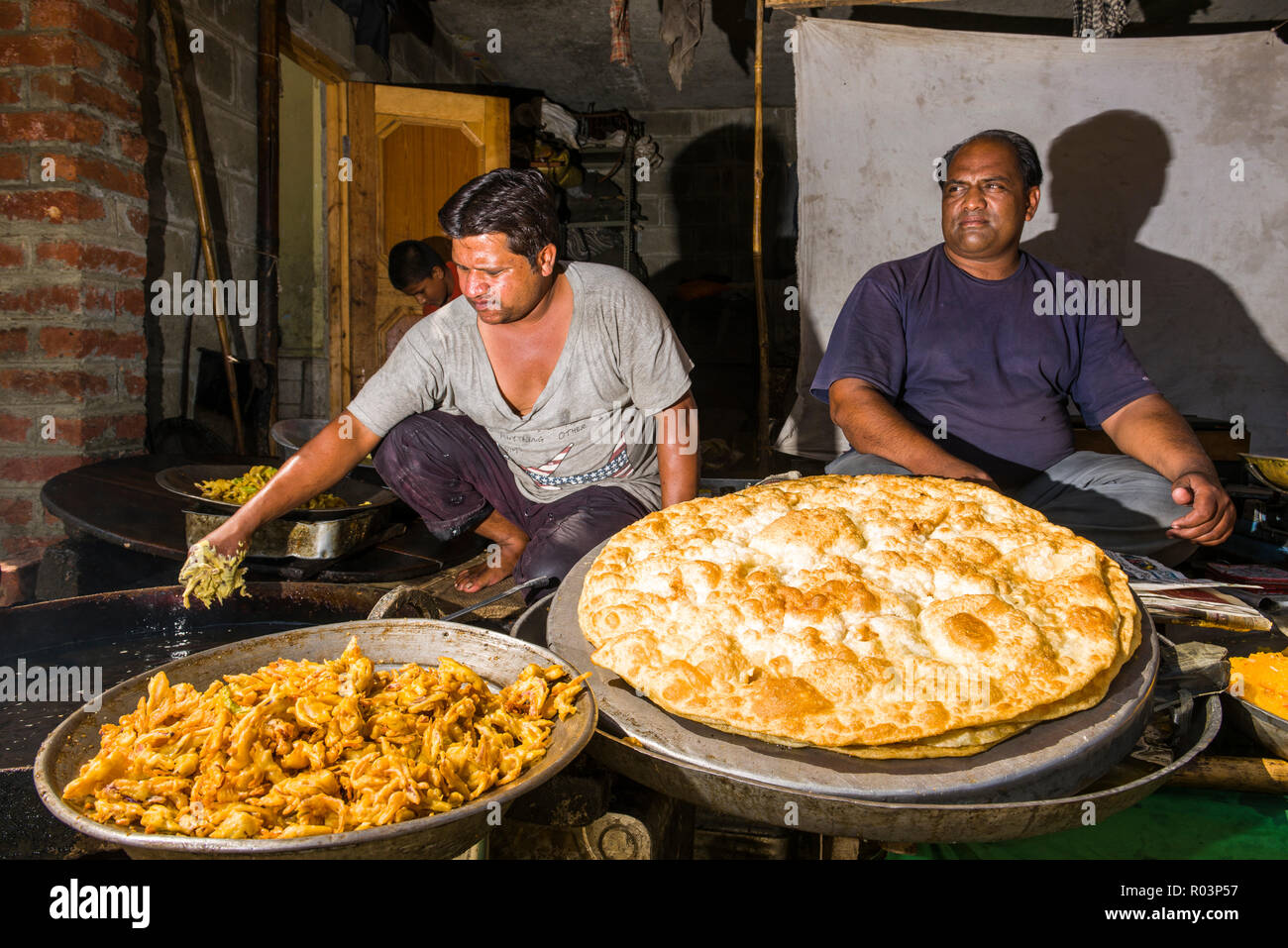 Pane del Kashmir e Namkin, spuntini fatti ed esposti per la vendita in un negozio nella città vecchia Foto Stock