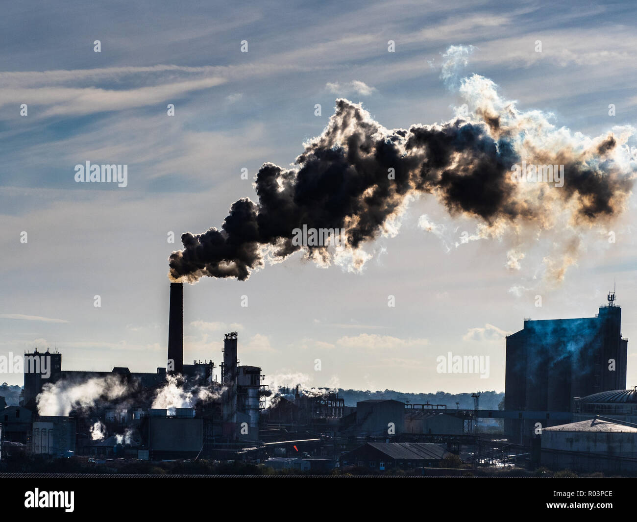 La barbabietola da zucchero Ciminiere - La retroilluminazione di fumo e vapore provengono da British Sugar in fabbrica a Bury St Edmunds Suffolk REGNO UNITO Foto Stock