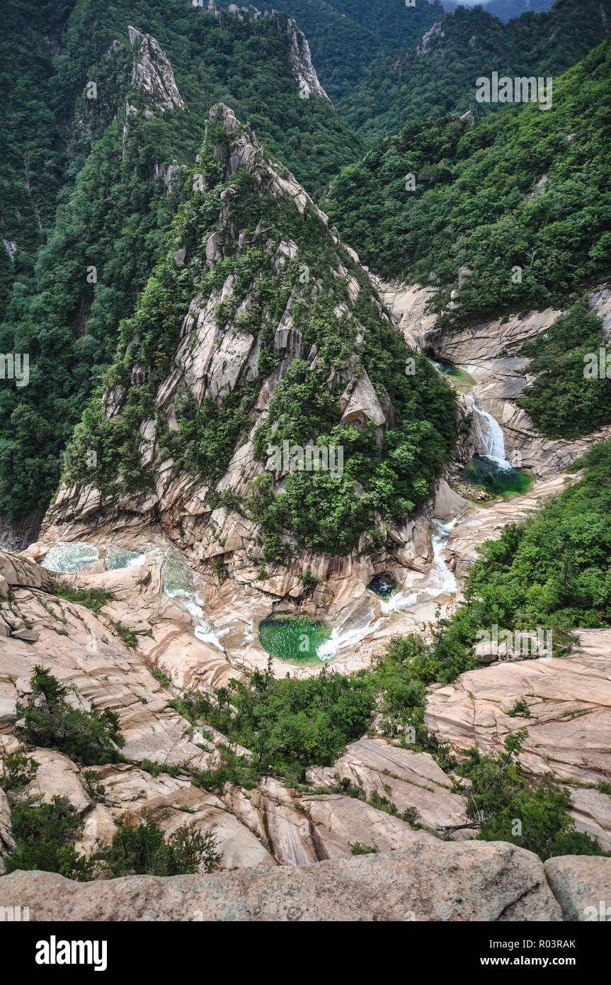 San Kumgang Mountain Range ha 2 parti di cui una è in Corea del Sud e l'altra in Corea del Nord. I nove draghi caduta d'acqua. Foto Stock