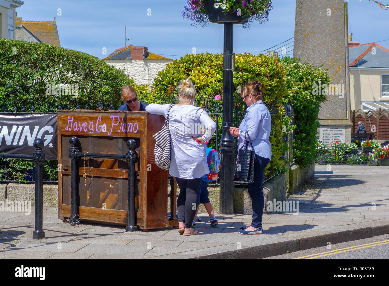 Un 'hanno un andare " pianoforte in strada, libero per chiunque voglia di giocare al Lafrowda festival a San Giusto in Penwith, Cornwall, Regno Unito Foto Stock