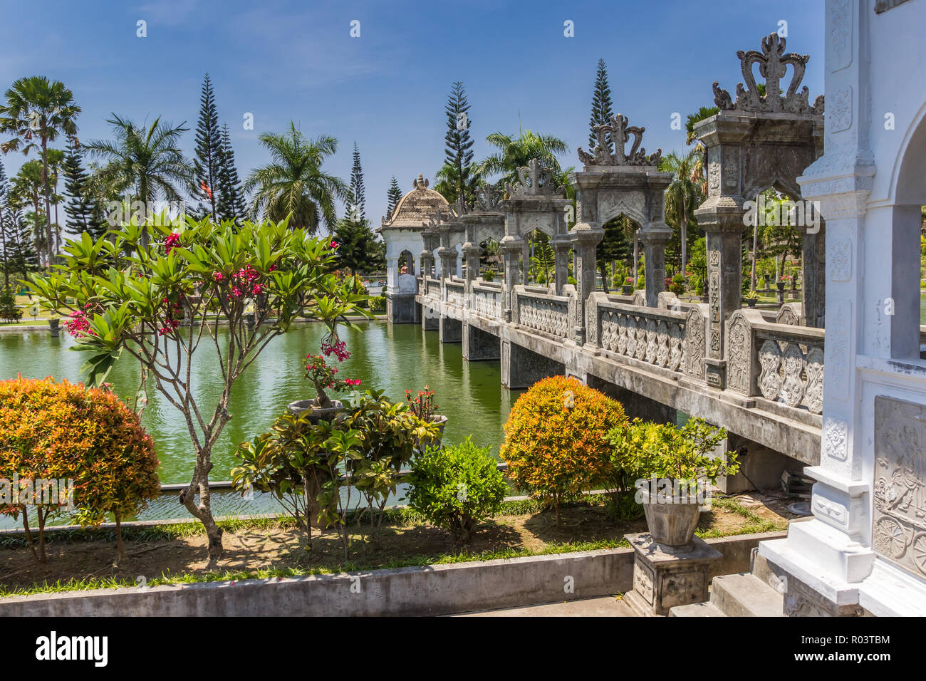 Ponte di Taman Ujung acqua Soekasada palace di Bali, Indonesia Foto Stock