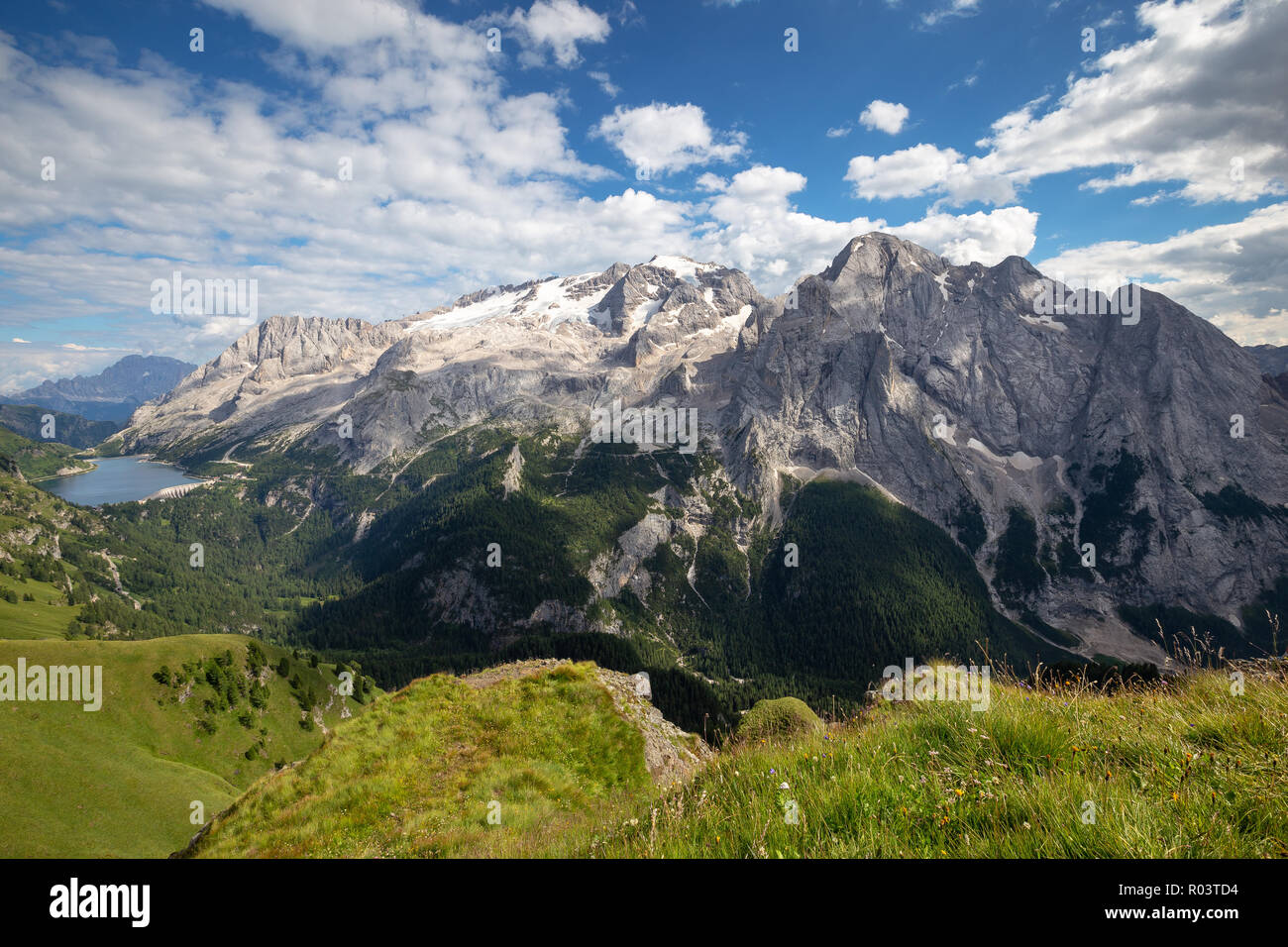 Vista sul gruppo Marmolada da Viel dal Pan. Lago Fedaia sullo sfondo. Le Dolomiti. Alpi Italiane. Europa. Foto Stock