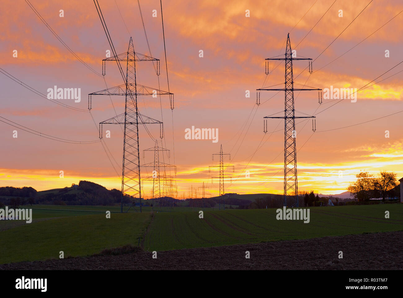 220 kilovolt e 380 kilovolt potenza elettrica tralicci all'Alba - 6 fasi e un filo di terra Foto Stock