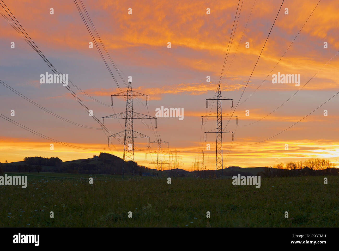 220 kilovolt e 380 kilovolt potenza elettrica tralicci all'Alba - 6 fasi e un filo di terra Foto Stock