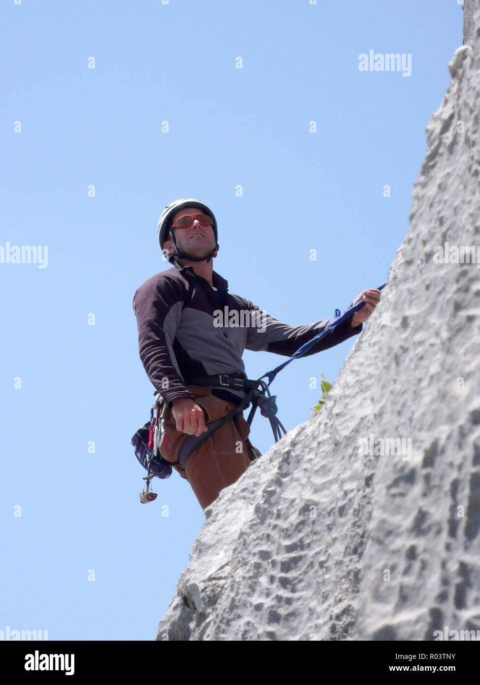 Guida di montagna arrampicata nelle Alpi della Svizzera nella regione Raetikon vicino a Klosters su un bel giorno di estate Foto Stock