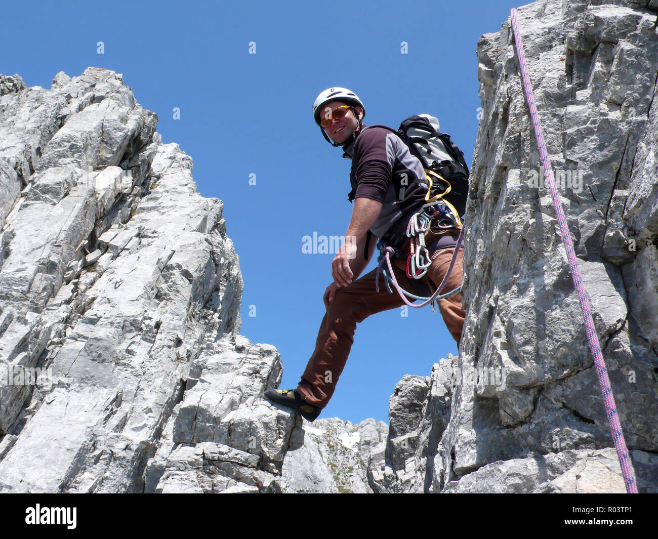 Guida di montagna arrampicata nelle Alpi della Svizzera nella regione Raetikon vicino a Klosters su un bel giorno di estate Foto Stock