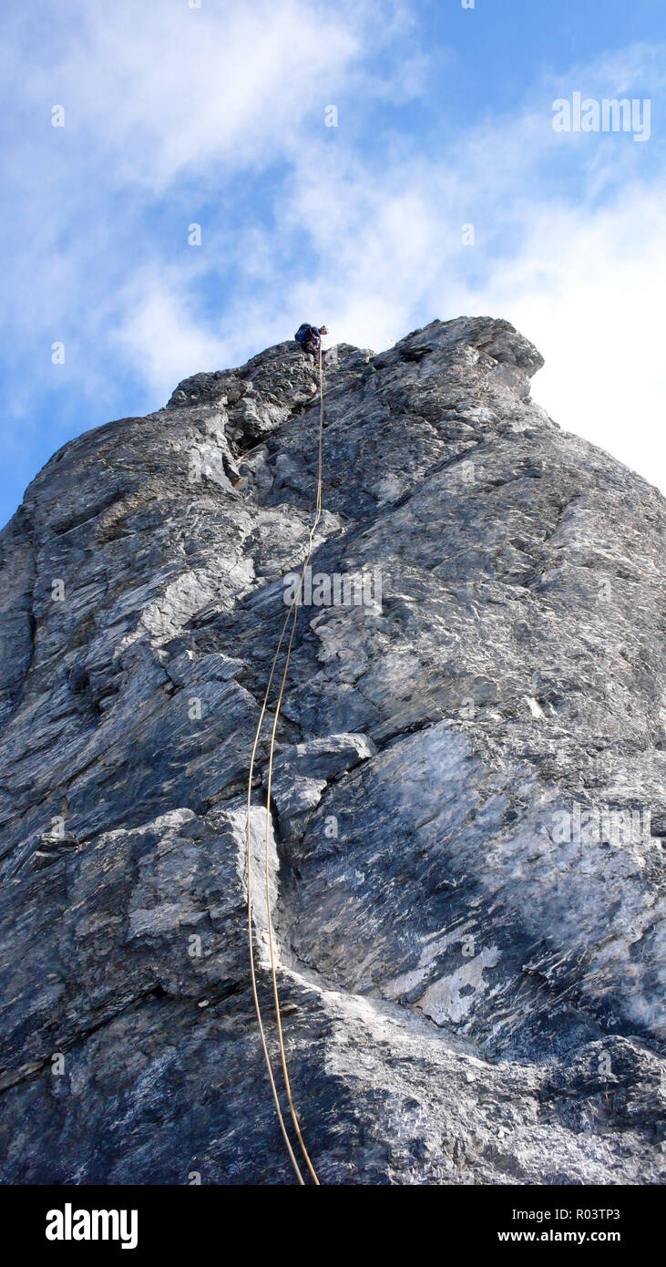 Guida di montagna arrampicata nelle Alpi della Svizzera nella regione Raetikon vicino a Klosters su un bel giorno di estate Foto Stock
