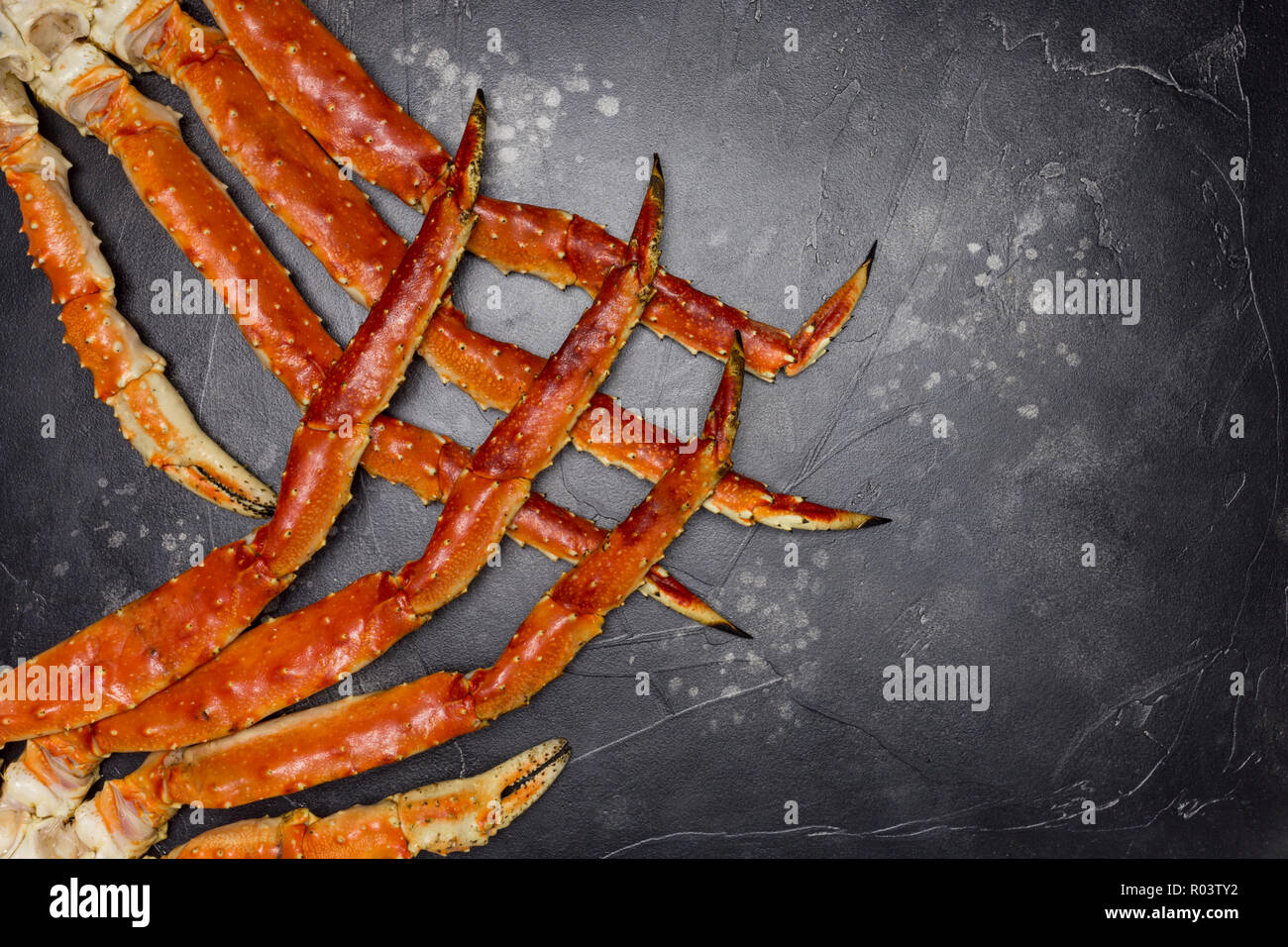 Re fresca kamchatka crab's claw su sfondo nero Foto Stock