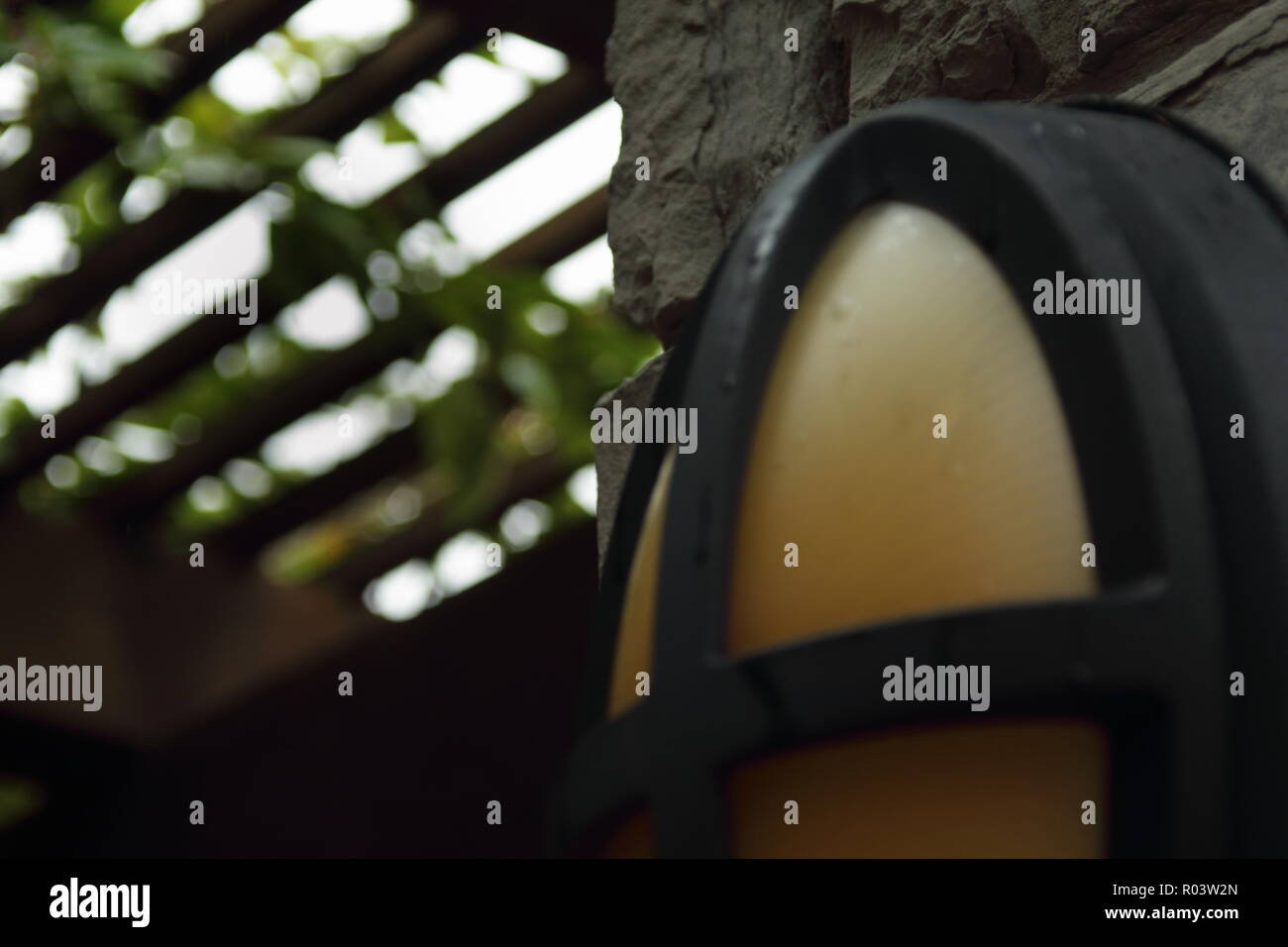 Il giallo e il nero streetlamp sotto una pergola, girato in orizzontale Foto Stock