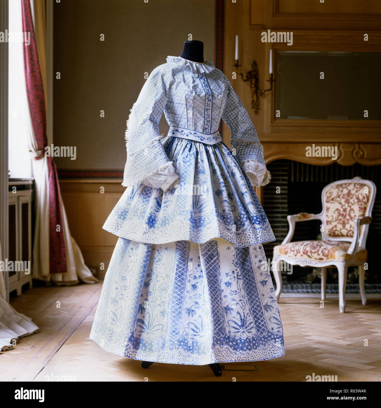 Tiered vestito di carta di Isabelle de Borchgrave Foto Stock