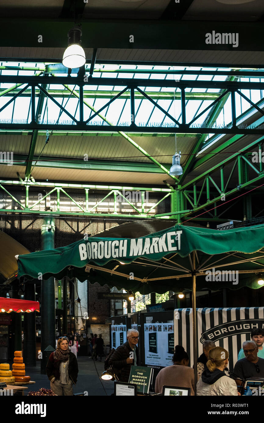 Borough Market nel borgo di Southwark è uno dei più grandi e più antiche che i mercati dei prodotti alimentari in London, England, Regno Unito Foto Stock