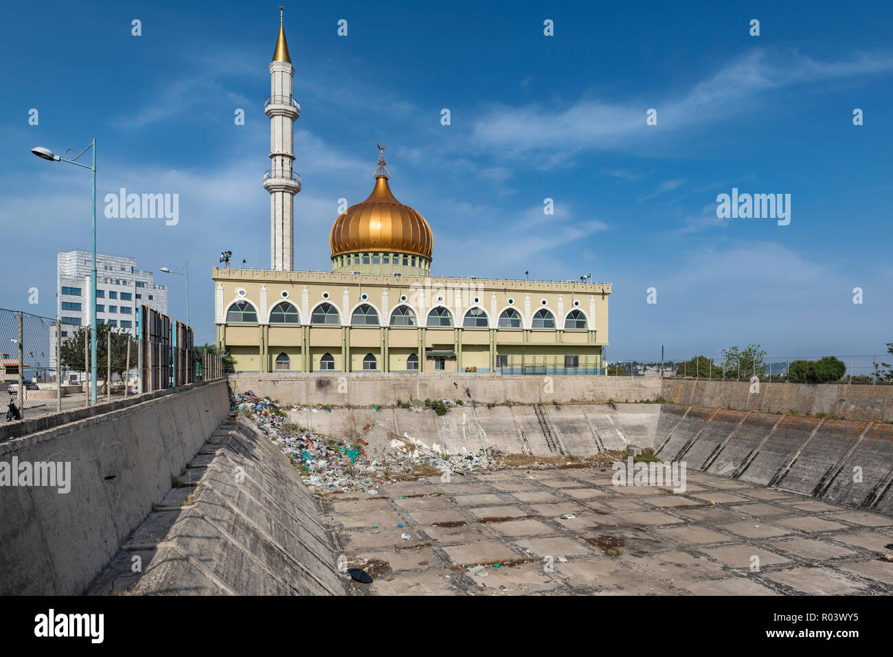 Garbage oggetto di dumping proprio dietro la famosa moschea di Nabi Saeen a Nazareth, Israele Foto Stock
