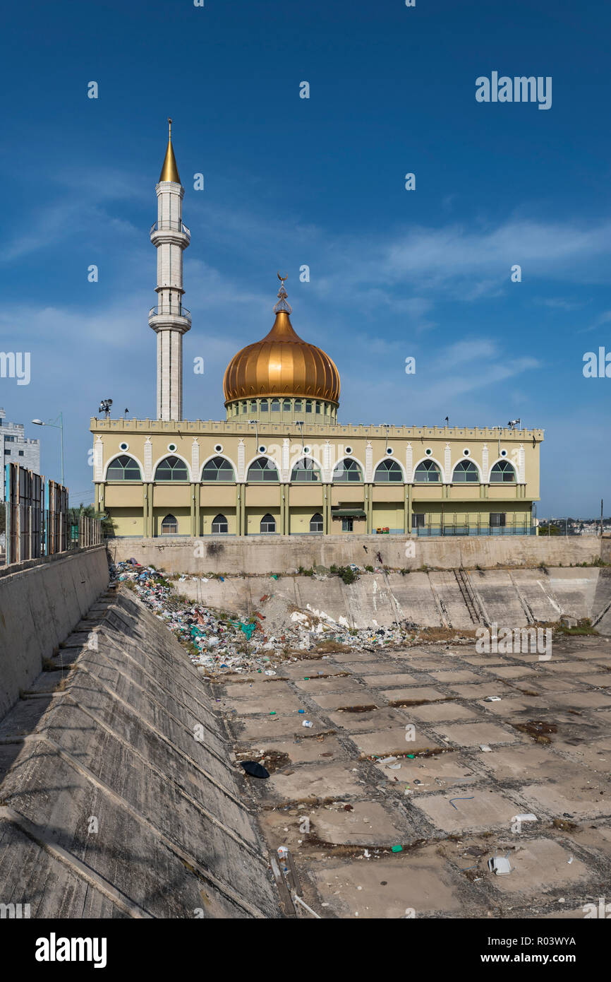 Garbage oggetto di dumping proprio dietro la famosa moschea di Nabi Saeen a Nazareth, Israele Foto Stock