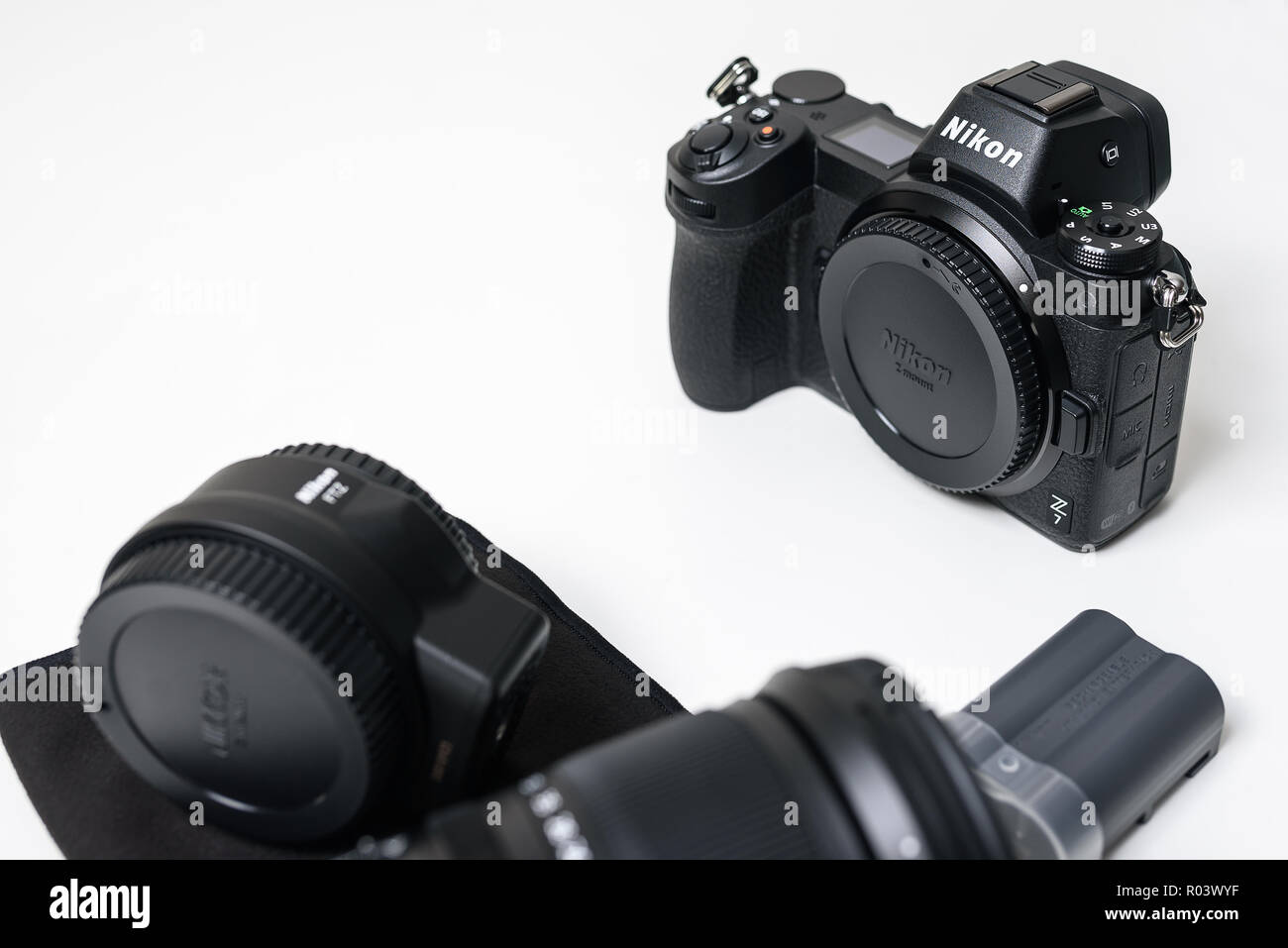 KAUNAS, Lituania - 30 ottobre 2018: Unoxing Nikon Z7 Fotocamera. Il suo un 45.7MP full-frame fotocamera mirrorless che offre un nuovo supporto obiettivo e confrontate le Foto Stock