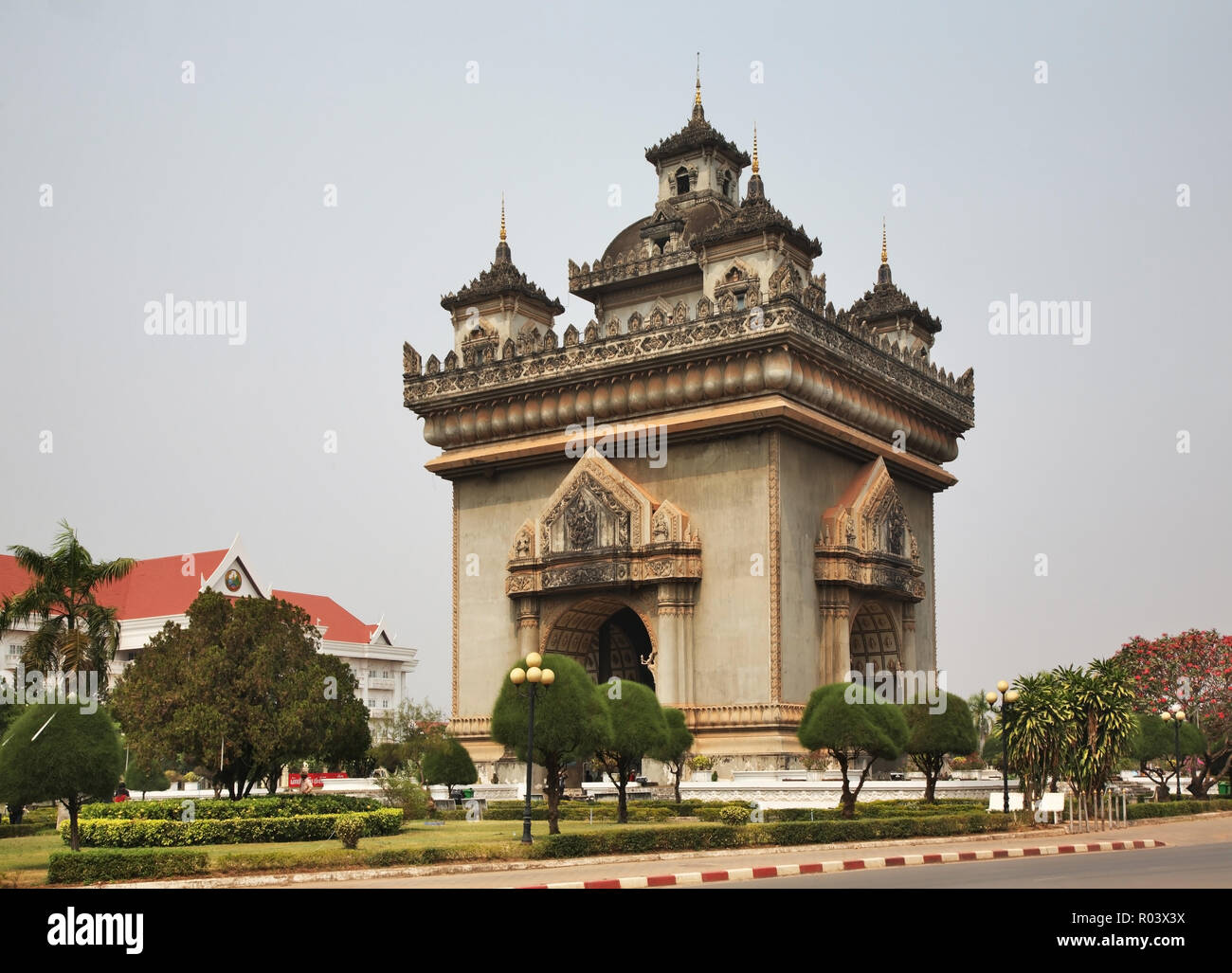 Patuxay (Patuxai) - Monument Aux Morts (Vittoria porta) a Patuxay (Patuxai) parco di Vientiane. Laos Foto Stock