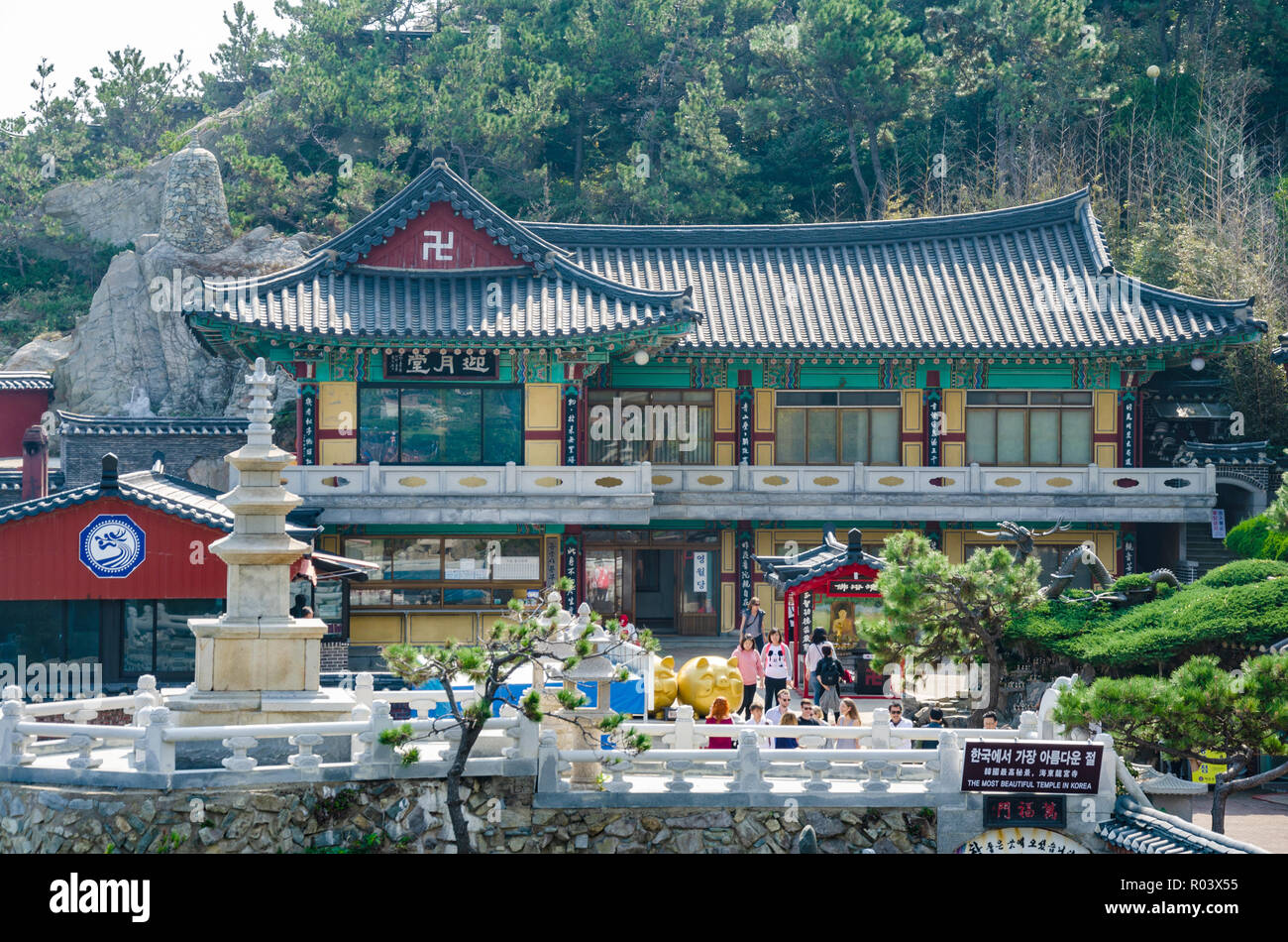 Haedong Yonggungsa tempio è un tempio buddista di Busan, Corea del Sud che attira molti visitatori. Foto Stock
