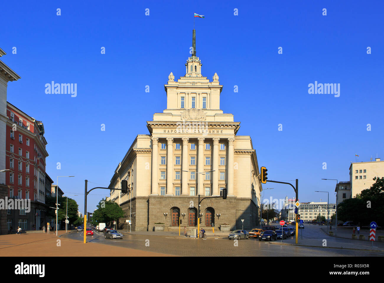 Ufficio Casa dell'Assemblea nazionale (ex Casa del partito comunista bulgaro) al di fuori delle rovine coperte di Serdica in Sofia Bulgaria Foto Stock