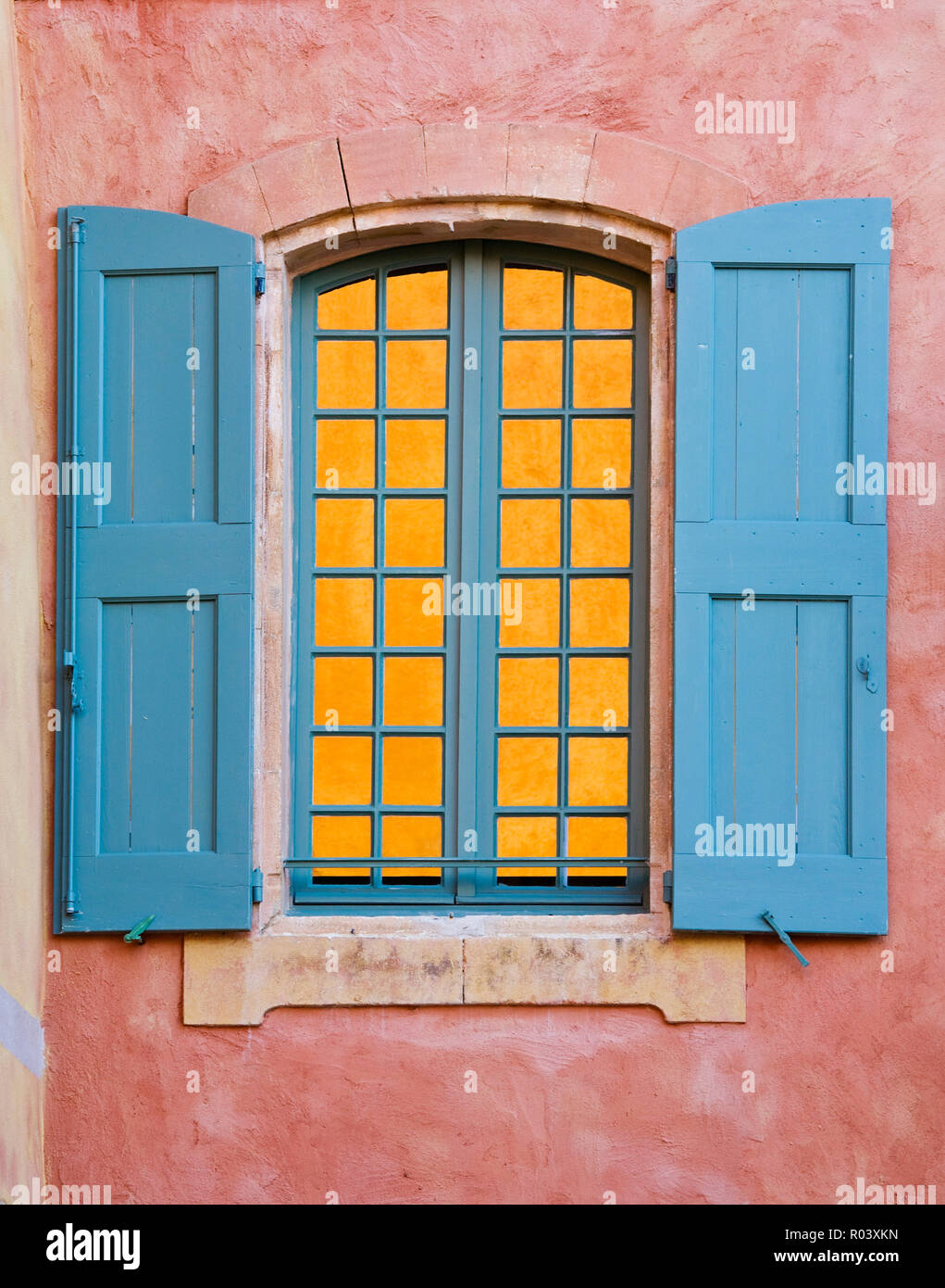 Vetro colorato e persiane, Roussillon, Provenza, Francia Foto Stock