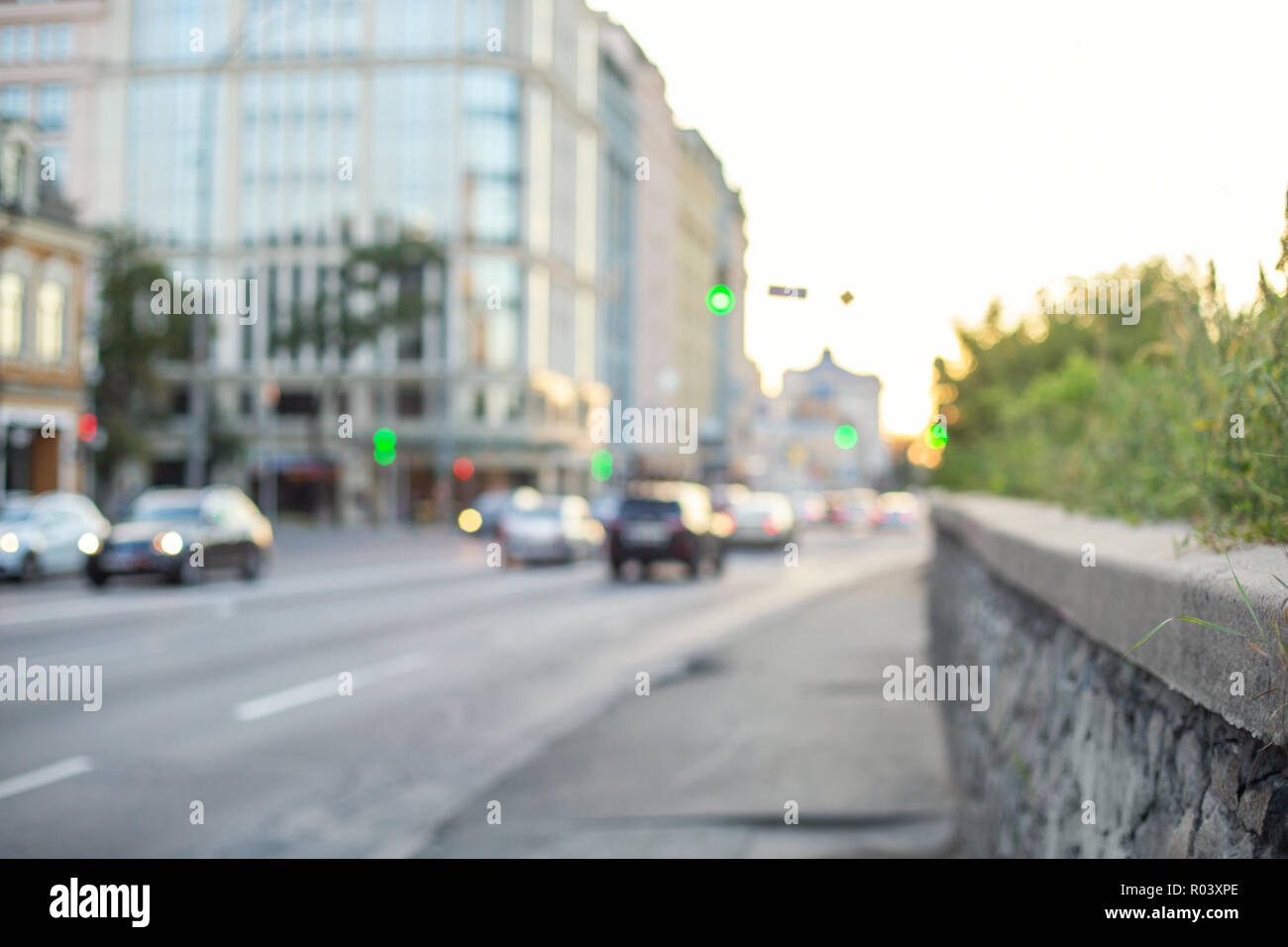 Sfocare lo sfondo con le automobili e gli edifici della città. Foto Stock