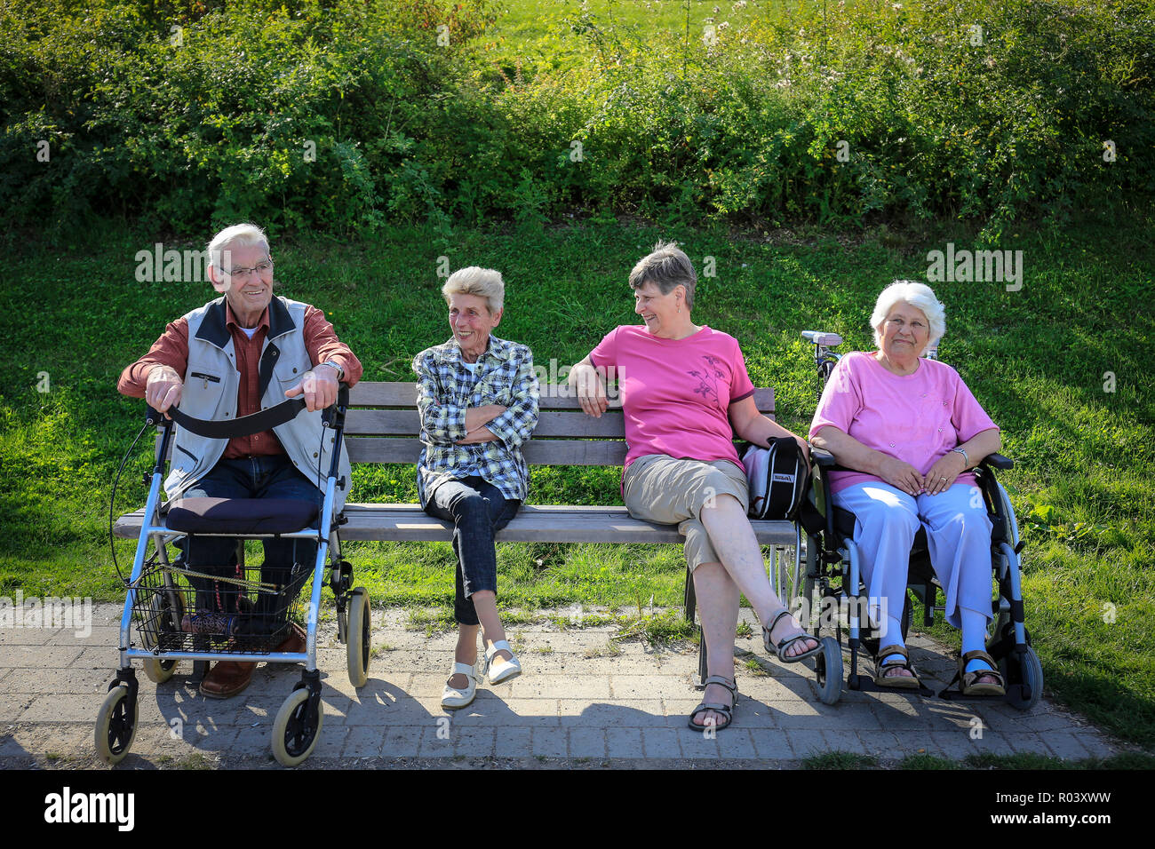 Essen, la zona della Ruhr, Germania, progetto di sviluppo urbano Niederfeldsee, amichevole dei cittadini anziani seduti su una panchina nel parco Foto Stock
