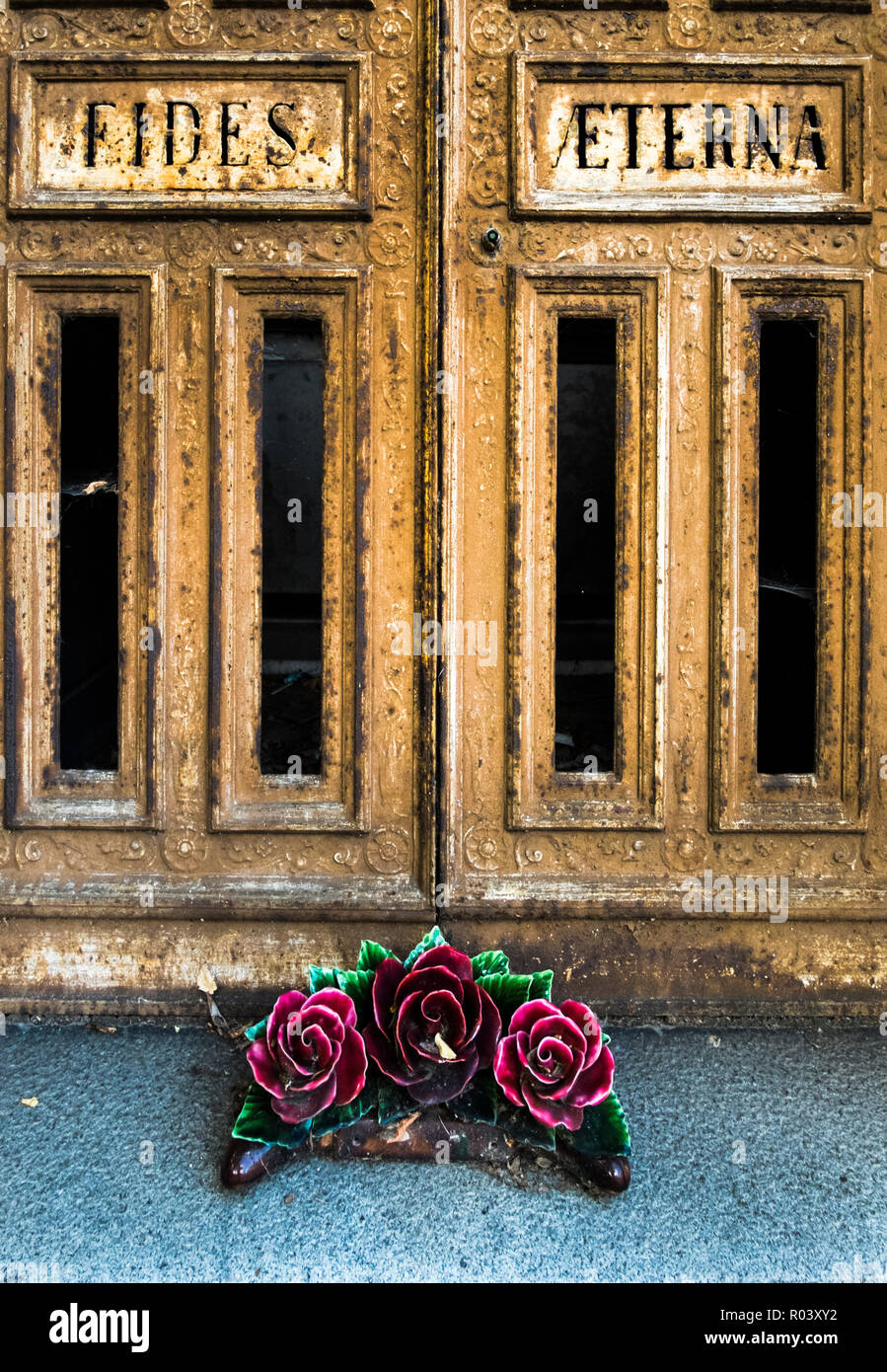 Fides eterna, porta di un recinto e ceramica ghirlanda floreale Foto Stock