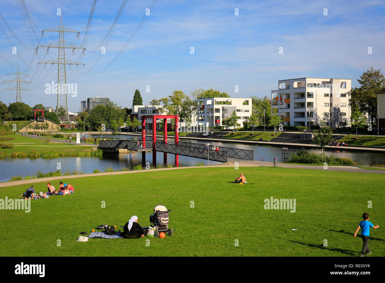Essen, la zona della Ruhr, Germania, progetto di sviluppo urbano Niederfeldsee con percorso ciclabile Ruhr RS 1 Foto Stock