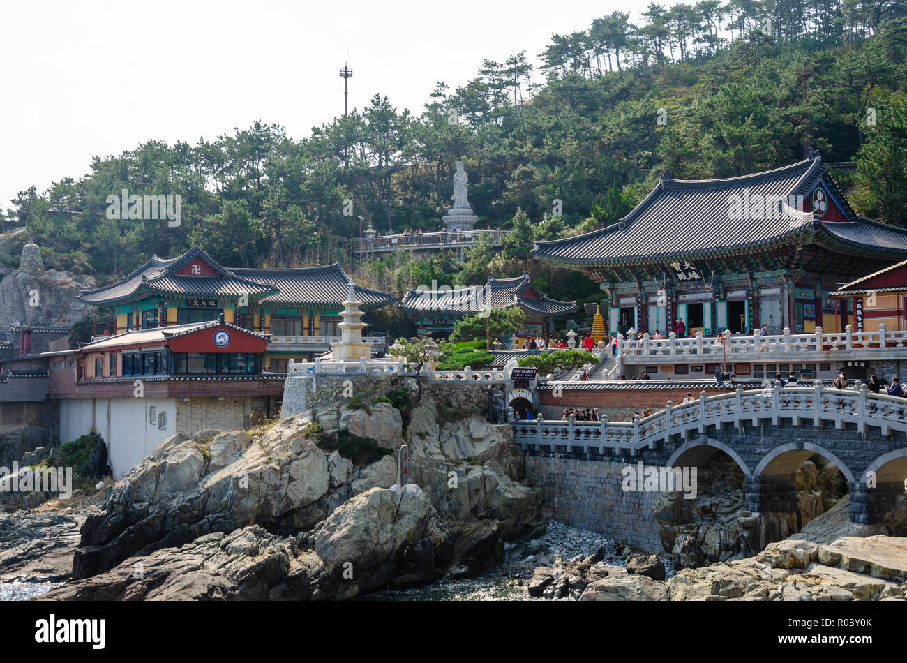 Haedong Yonggungsa tempio è un tempio buddista di Busan, Corea del Sud che attira molti visitatori. Foto Stock