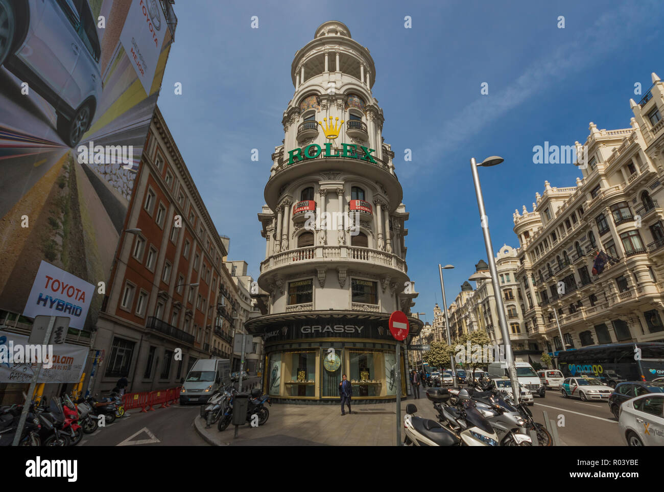 Madrid, Spagna - Calle Gran Via è il più popolare Strada di Madrid, luogo ideale per lo shopping e per la formazione di macchie vecchie costruzioni Foto Stock