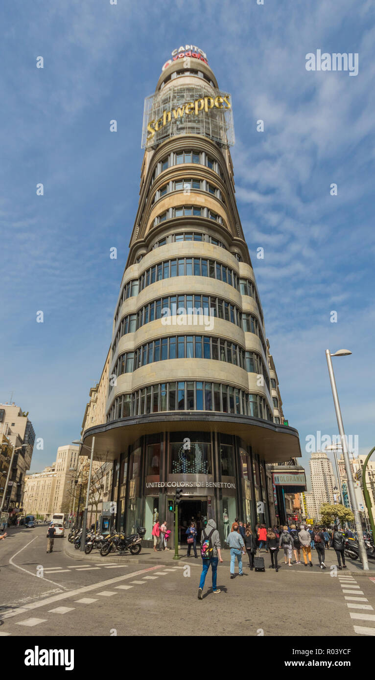 Madrid, Spagna - Calle Gran Via è il più popolare Strada di Madrid, luogo ideale per lo shopping e per la formazione di macchie vecchie costruzioni Foto Stock