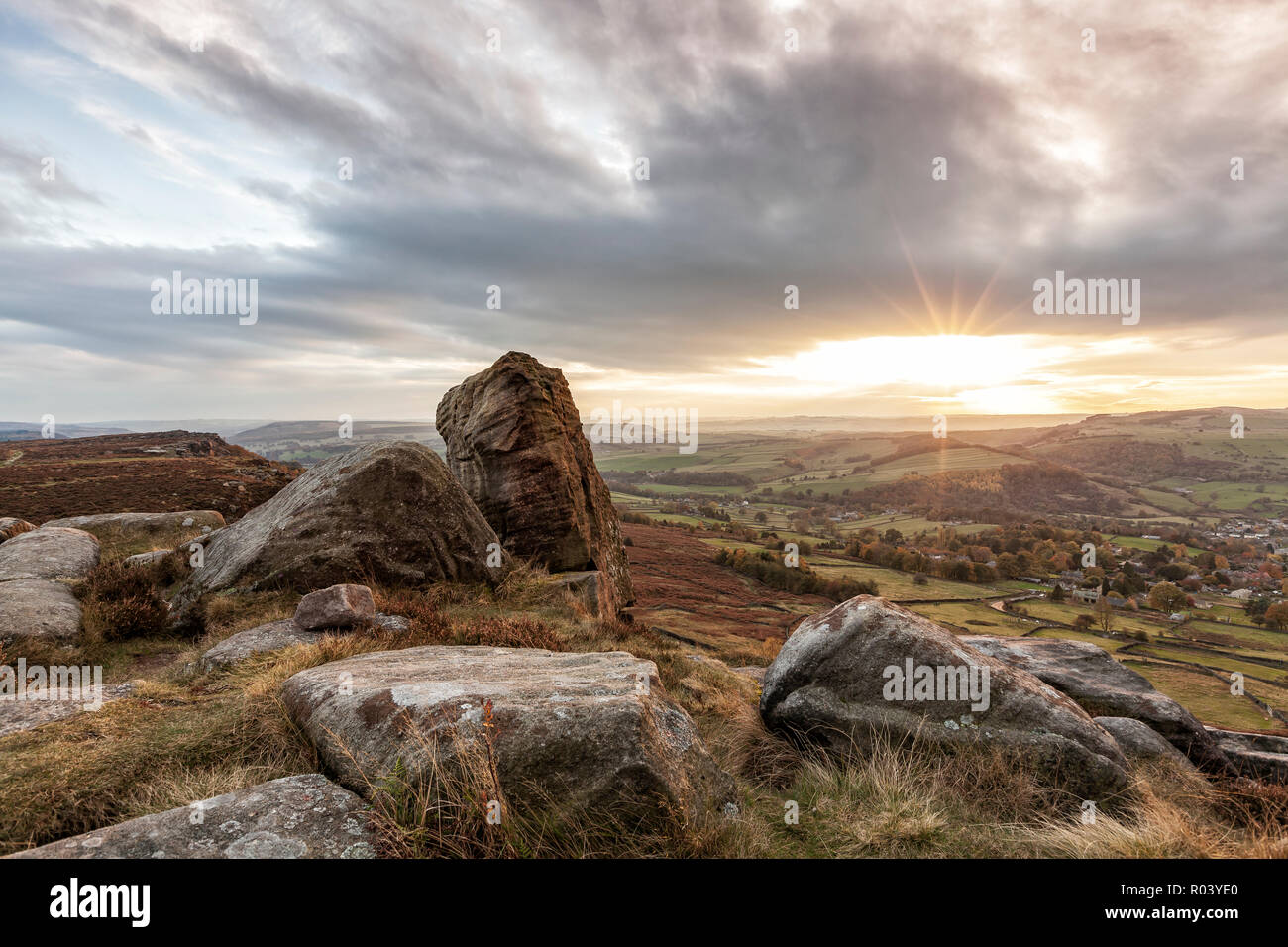 Bellissimo paesaggio fotografia di un tramonto a bordo Curbar, Parco Nazionale di Peak District, Derbyshire, Inghilterra Ottobre 2018 Foto Stock