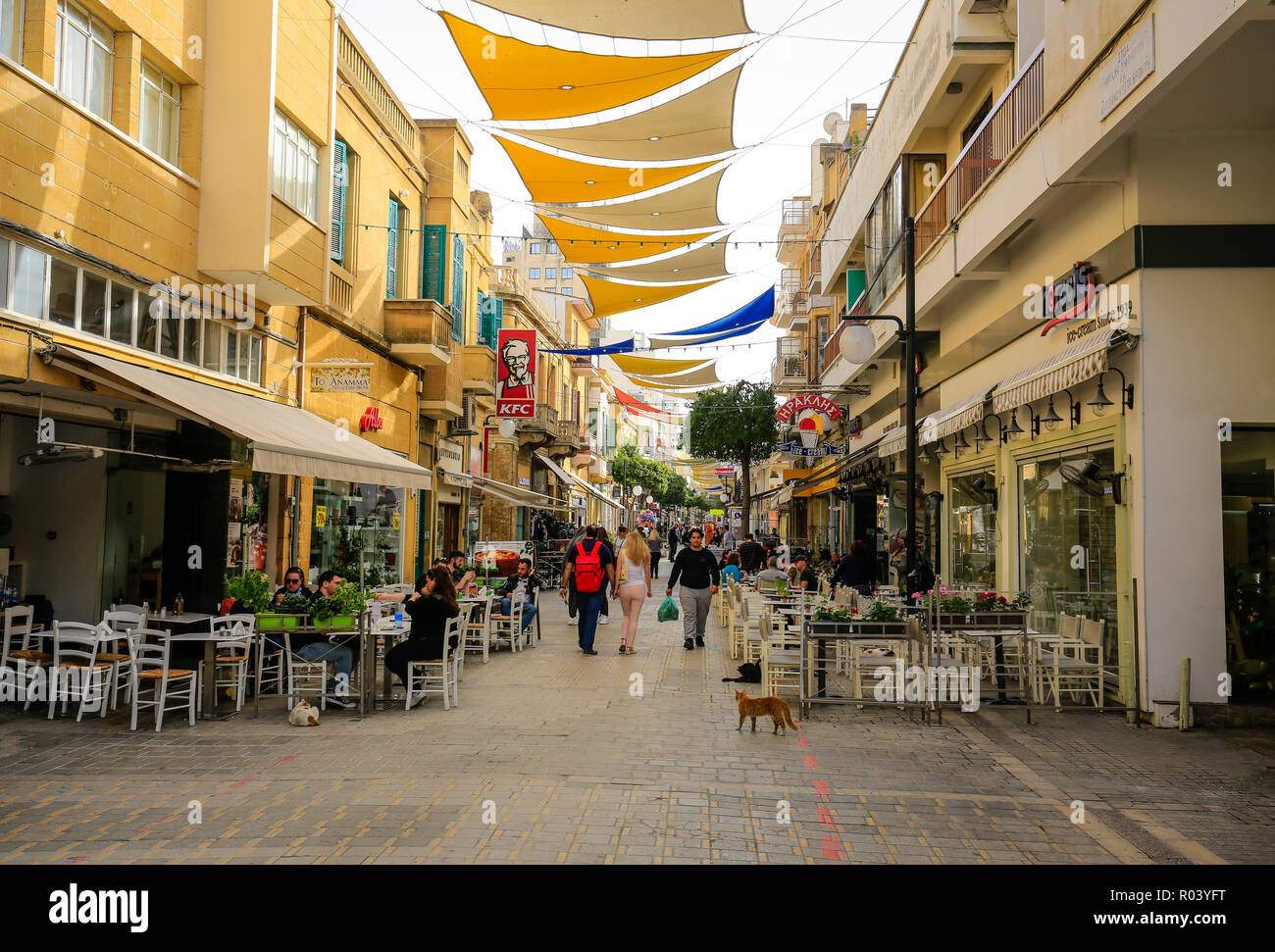 Nicosia, Cipro - via dello shopping nella parte greca della città divisa di Nicosia. Foto Stock