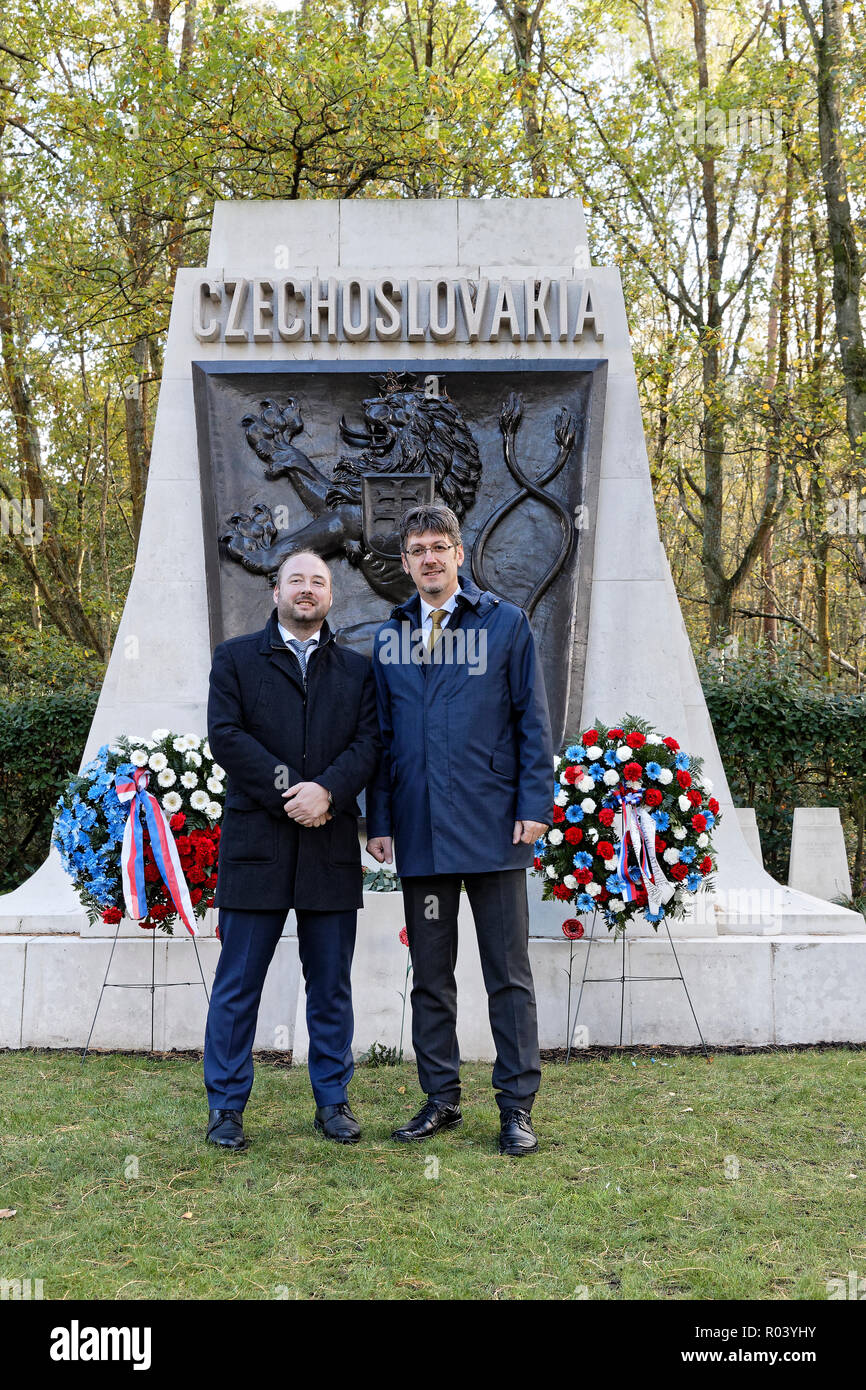 Jan Brunner, (L) Vice Ambasciatore Repubblica Ceca & Marcel Babicz, Vice Ambasciatore Repubblica Slovacca; Londra Ambasciate presso il memoriale della Cecoslovacchia Foto Stock