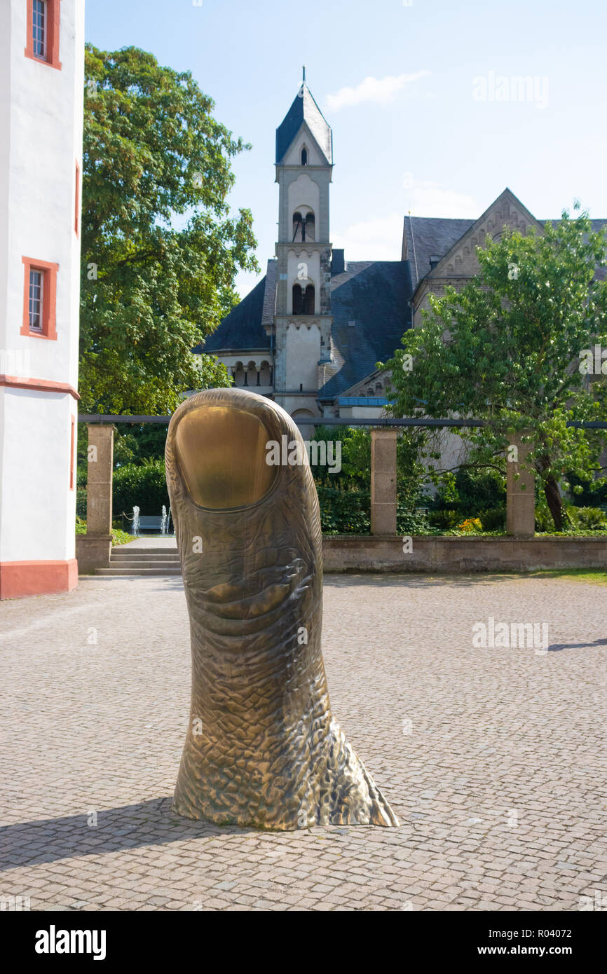 "Le Pouce" realizzato dalla "César" è enorme scultura di pollice al di fuori del Museo Ludwig di Koblenz Germania. Foto Stock