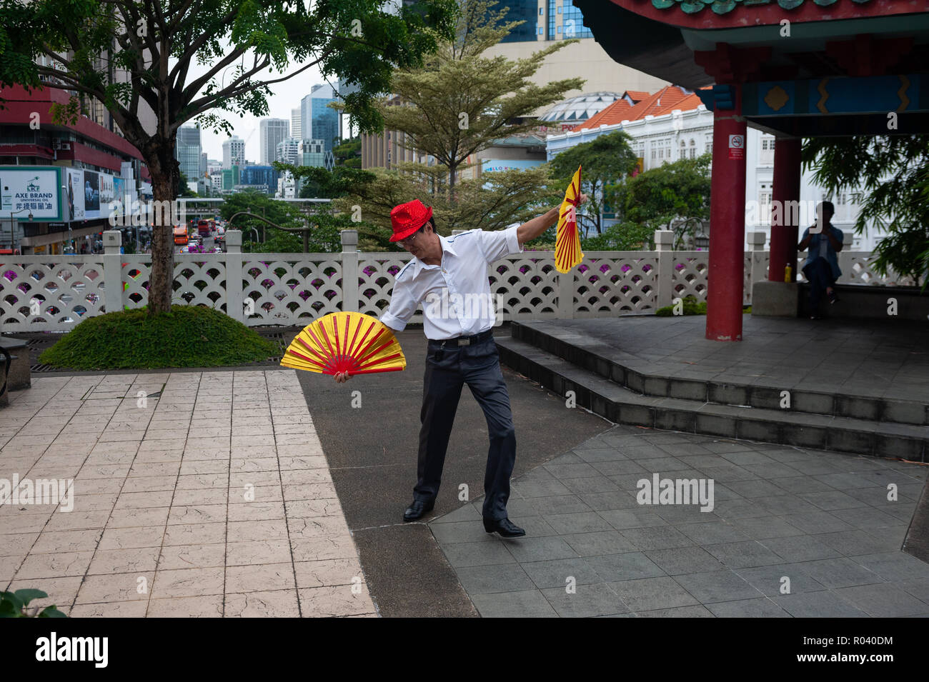 Repubblica di Singapore, ventola danza al parco della gente nel complesso a Chinatown Foto Stock