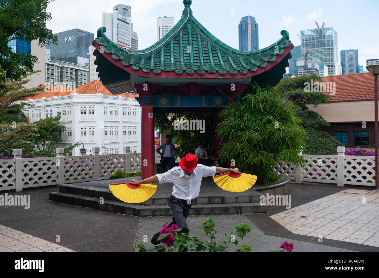 Repubblica di Singapore, ventola danza al parco della gente nel complesso a Chinatown Foto Stock