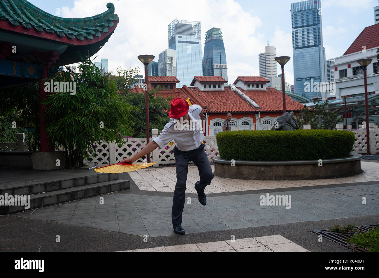 Repubblica di Singapore, ventola danza al parco della gente nel complesso a Chinatown Foto Stock