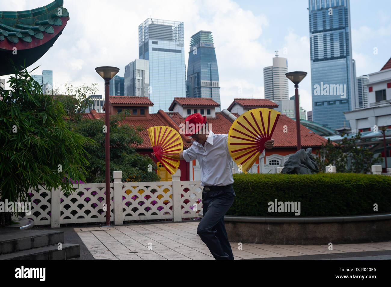 Repubblica di Singapore, ventola danza al parco della gente nel complesso a Chinatown Foto Stock