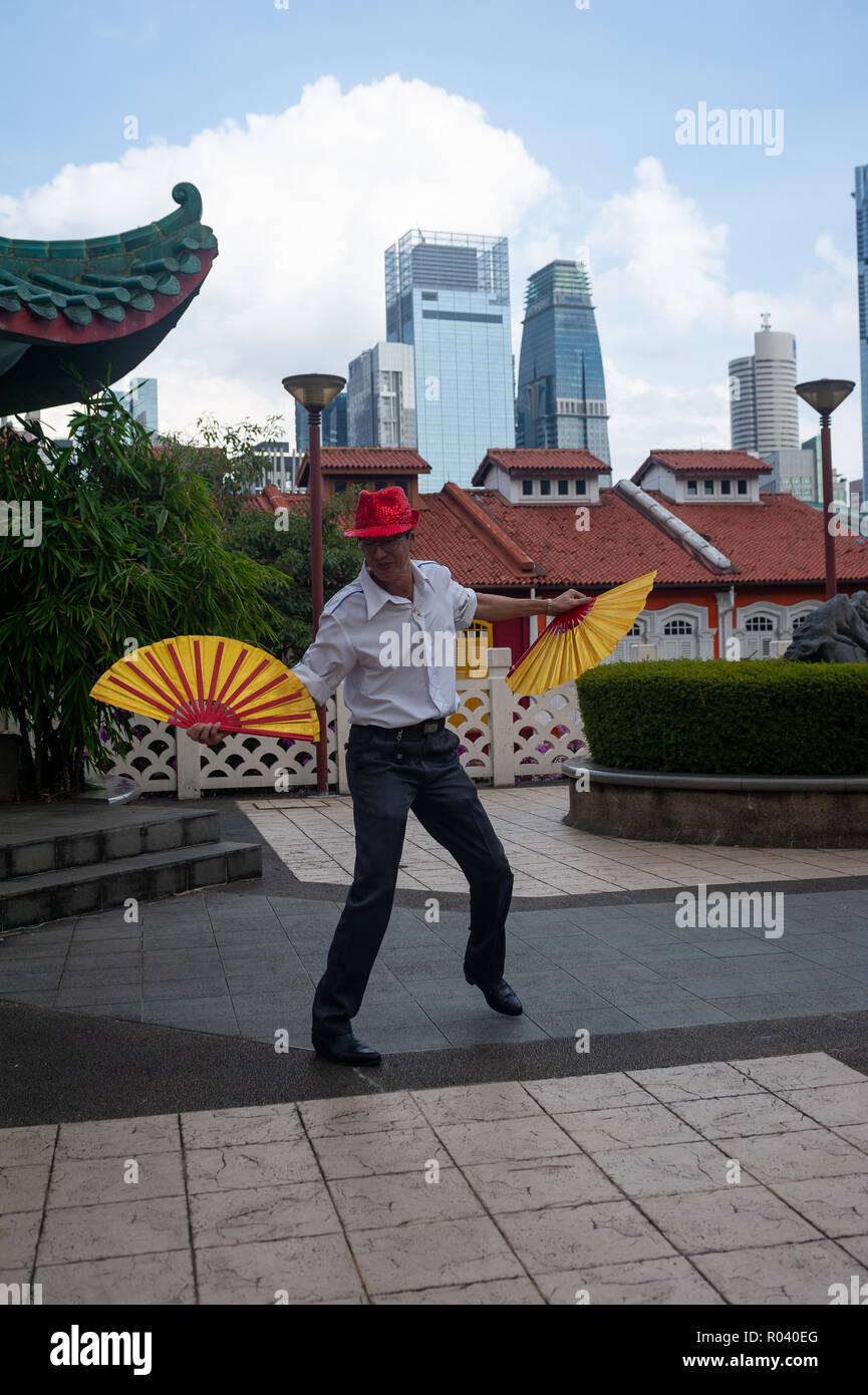 Repubblica di Singapore, ventola danza al parco della gente nel complesso a Chinatown Foto Stock