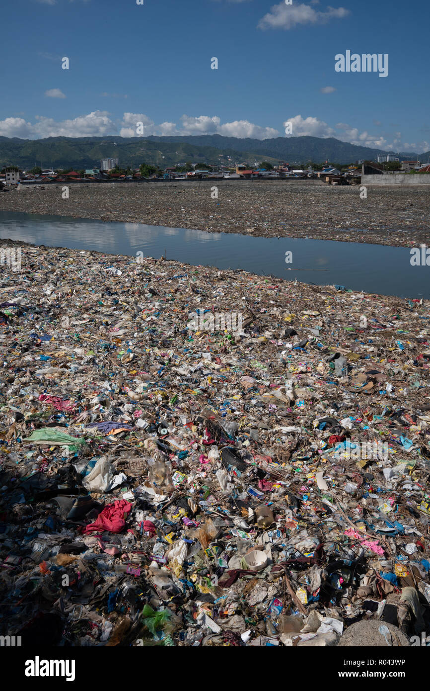 Una vasta area contenente i rifiuti,la maggior parte della plastica,scartato da un vicino insediamento costiero. Foto Stock