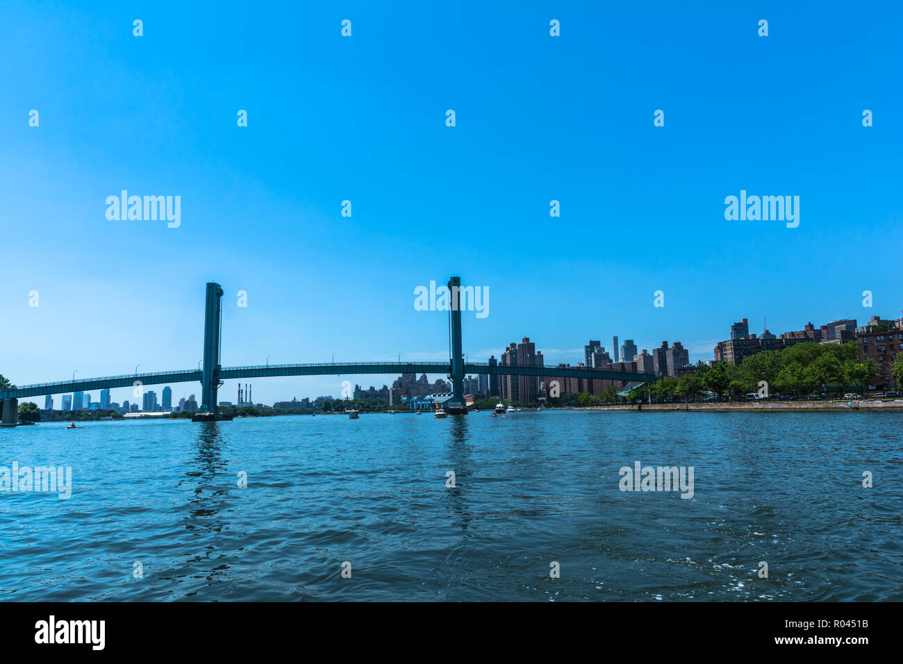 Vista dell'isola di reparti ponte dal fiume di Harlem, Manhattan NYC Foto Stock